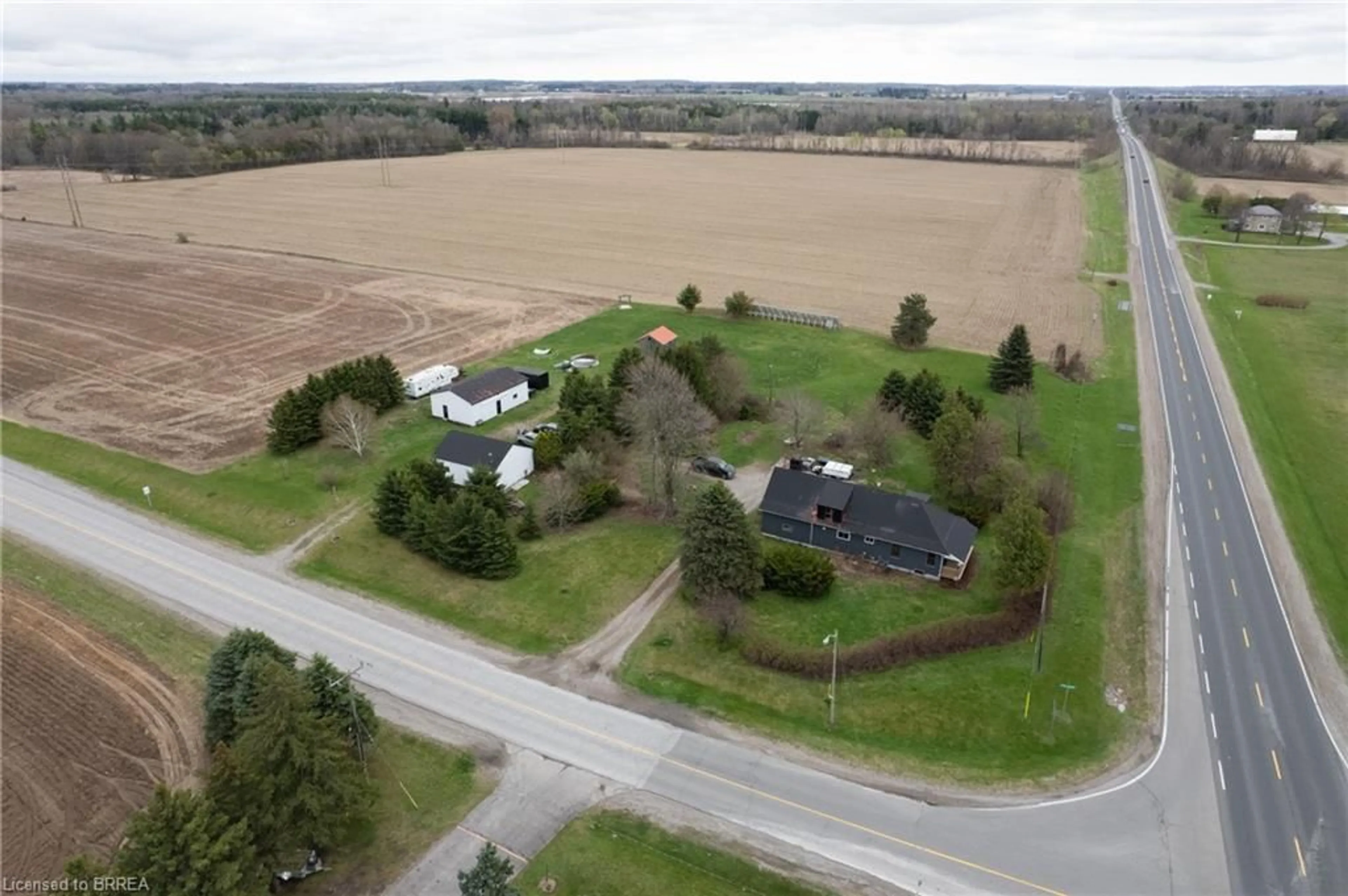 A pic from outside/outdoor area/front of a property/back of a property/a pic from drone, unknown for 8 Concession 8 Townsend, Waterford Ontario N0E 1Y0