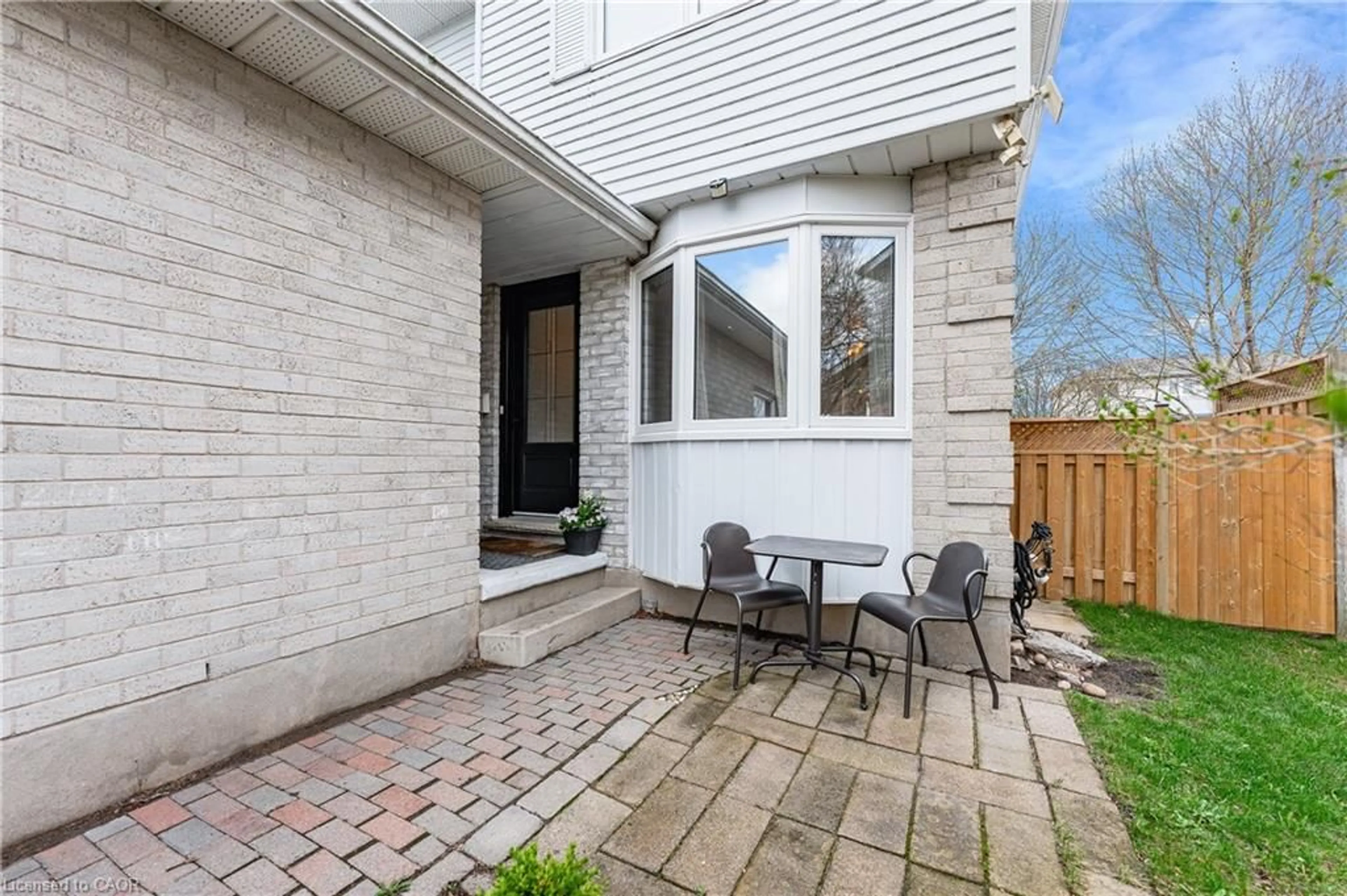 Patio, street for 25 Oak Ave, Paris Ontario N3L 3C6