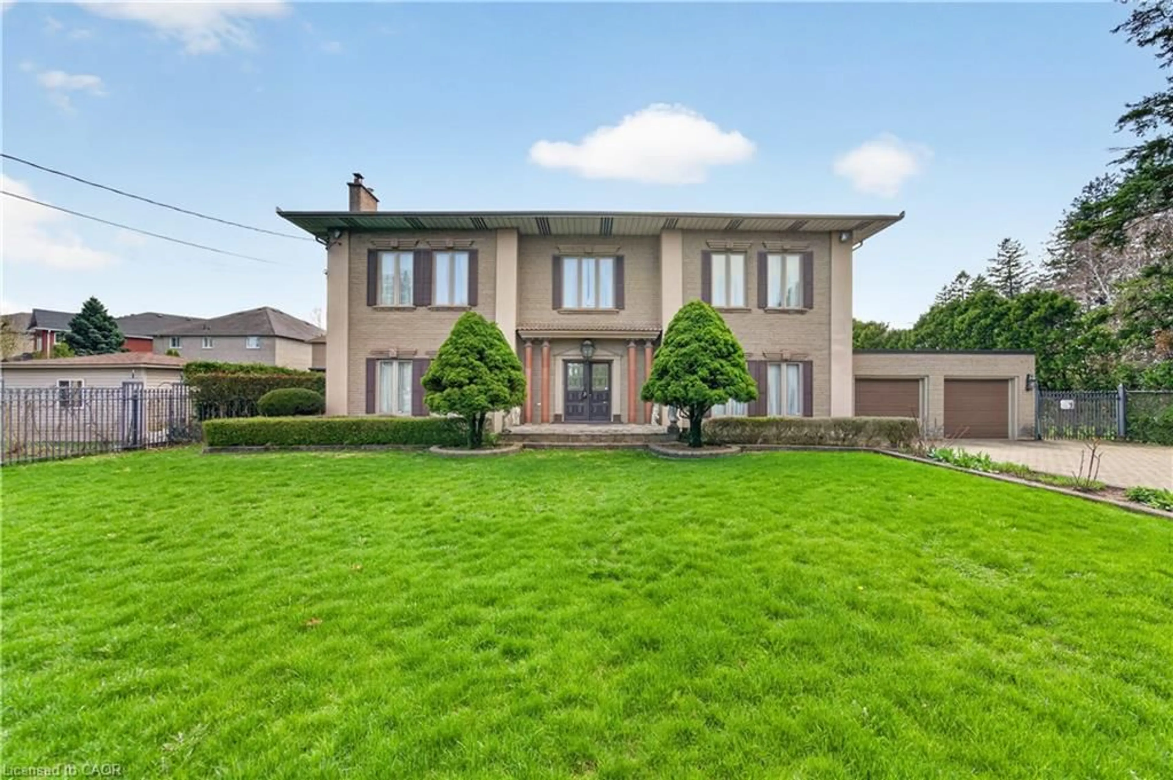 A pic from outside/outdoor area/front of a property/back of a property/a pic from drone, street for 213 Stone Church Rd, Hamilton Ontario L9B 1A2