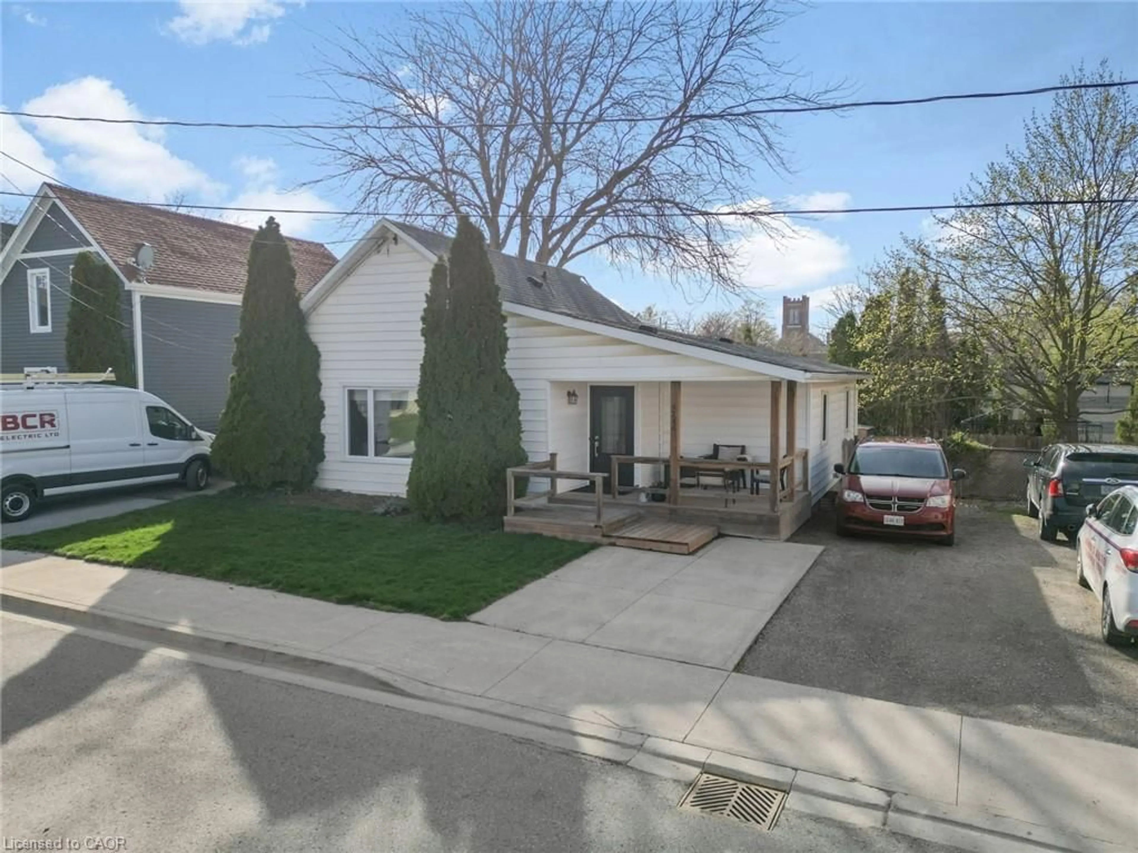 A pic from outside/outdoor area/front of a property/back of a property/a pic from drone, street for 4246 Academy St, Lincoln Ontario L0R 1B0