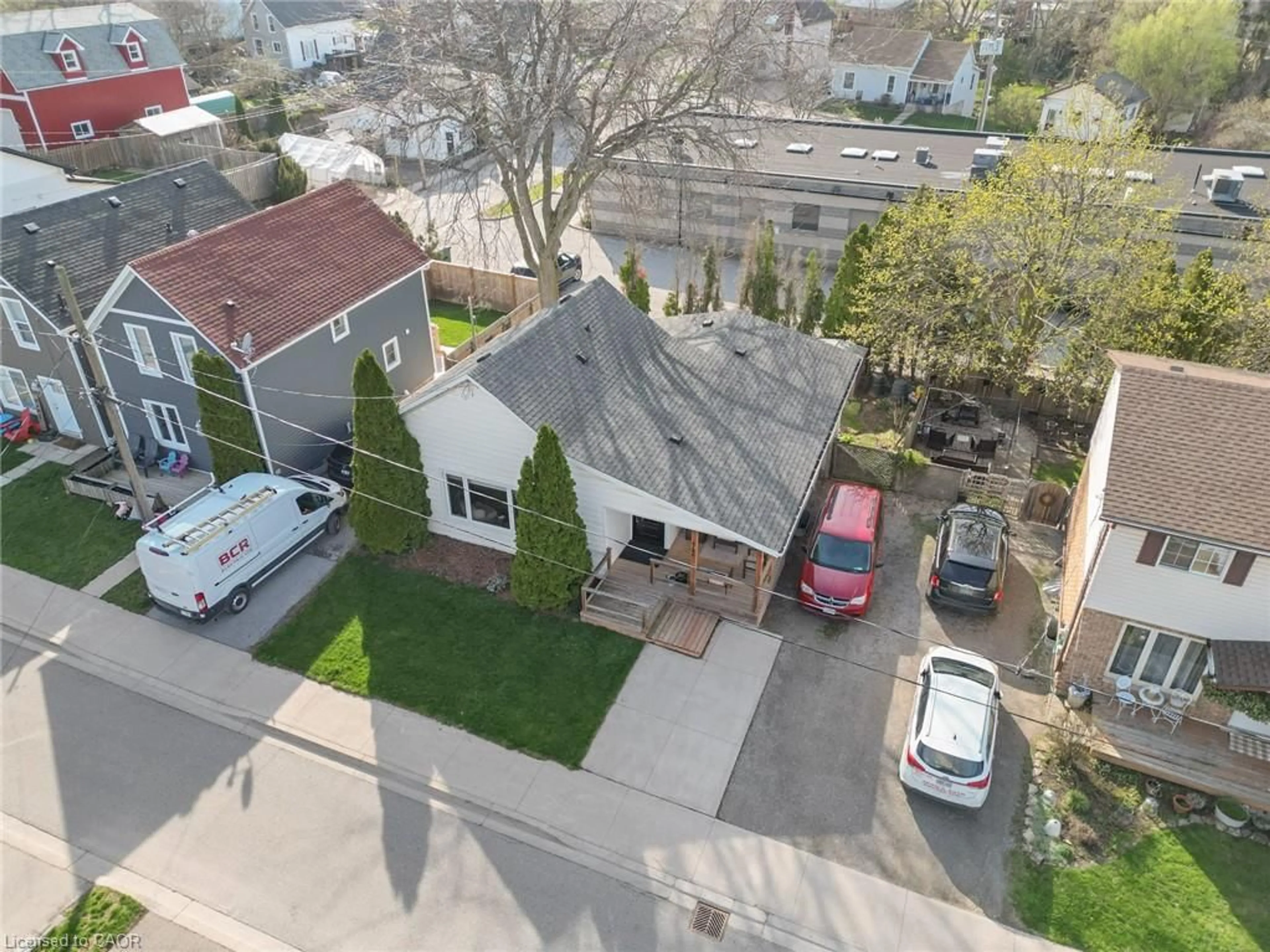 A pic from outside/outdoor area/front of a property/back of a property/a pic from drone, street for 4246 Academy St, Lincoln Ontario L0R 1B0