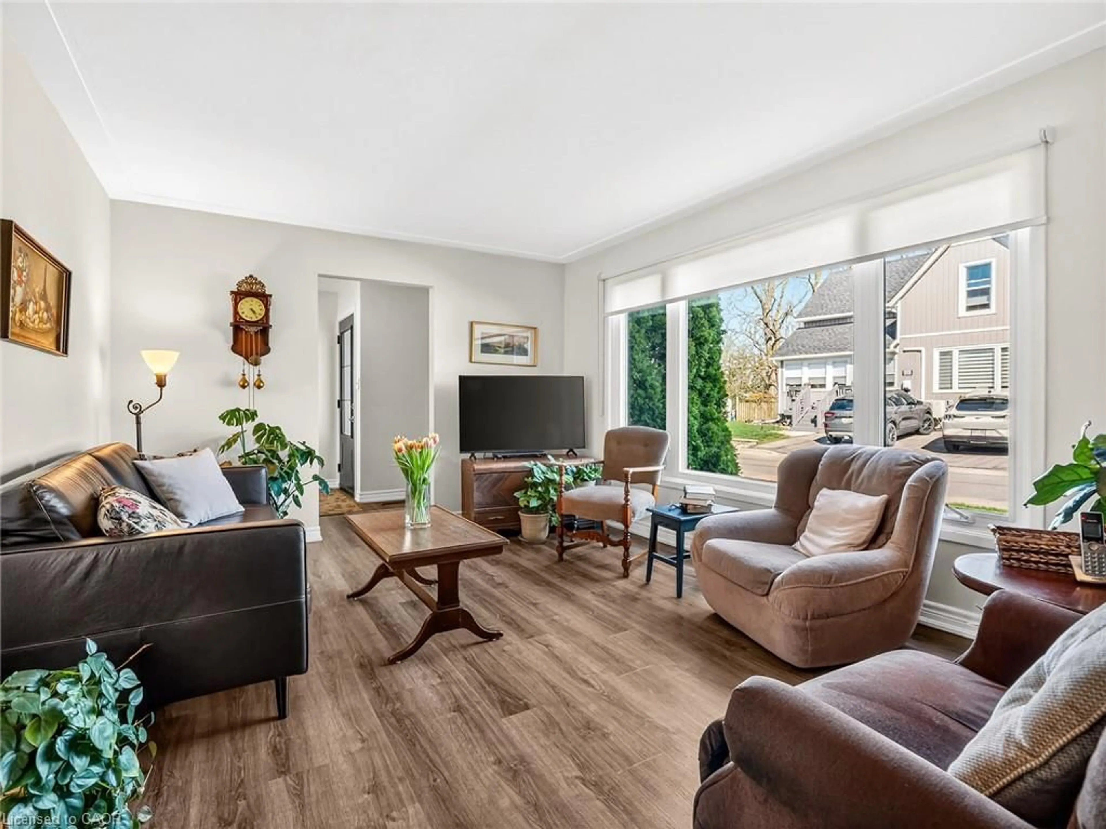 Living room with furniture, wood/laminate floor for 4246 Academy St, Lincoln Ontario L0R 1B0