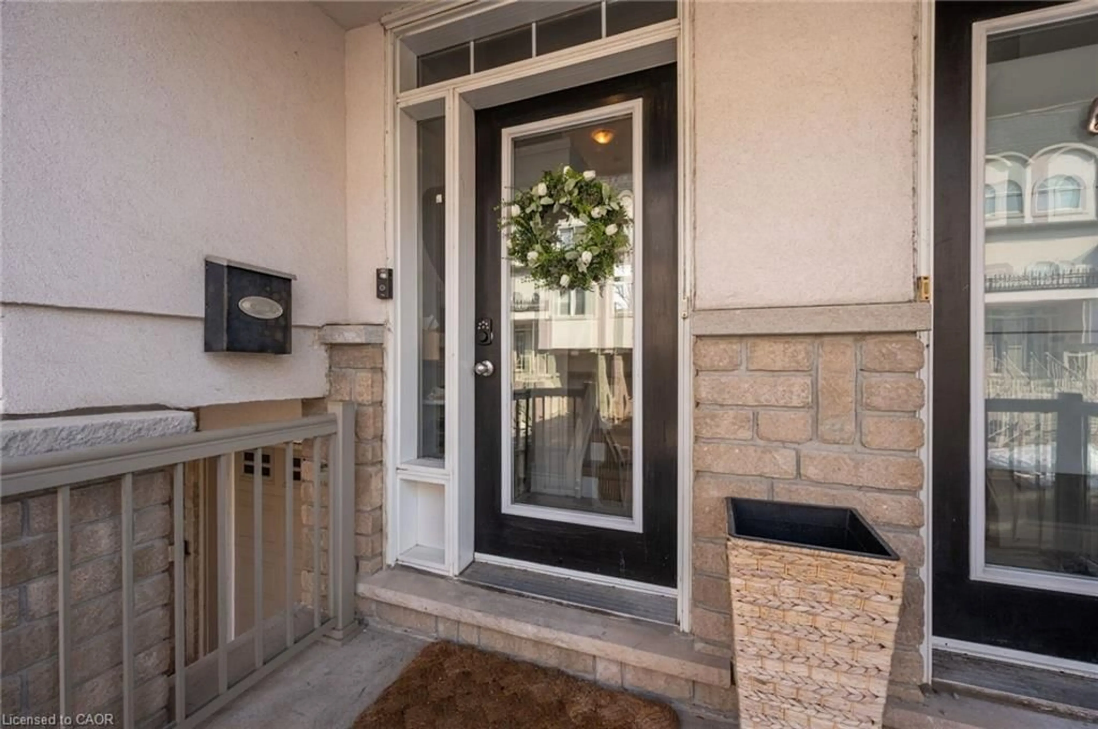 Indoor entryway for 2458 Scholars Common, Burlington Ontario L7P 2W2