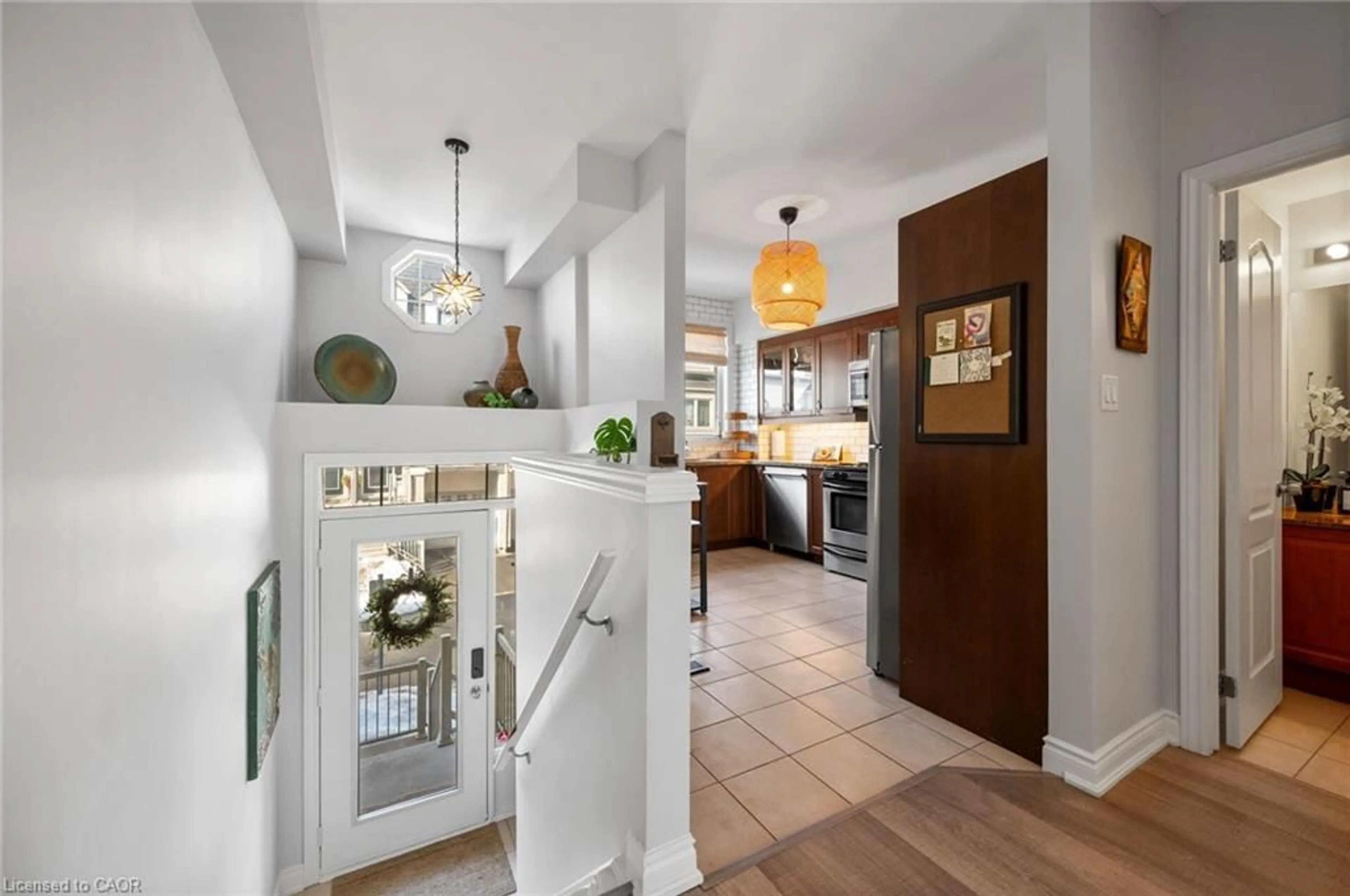 Indoor entryway for 2458 Scholars Common, Burlington Ontario L7P 2W2