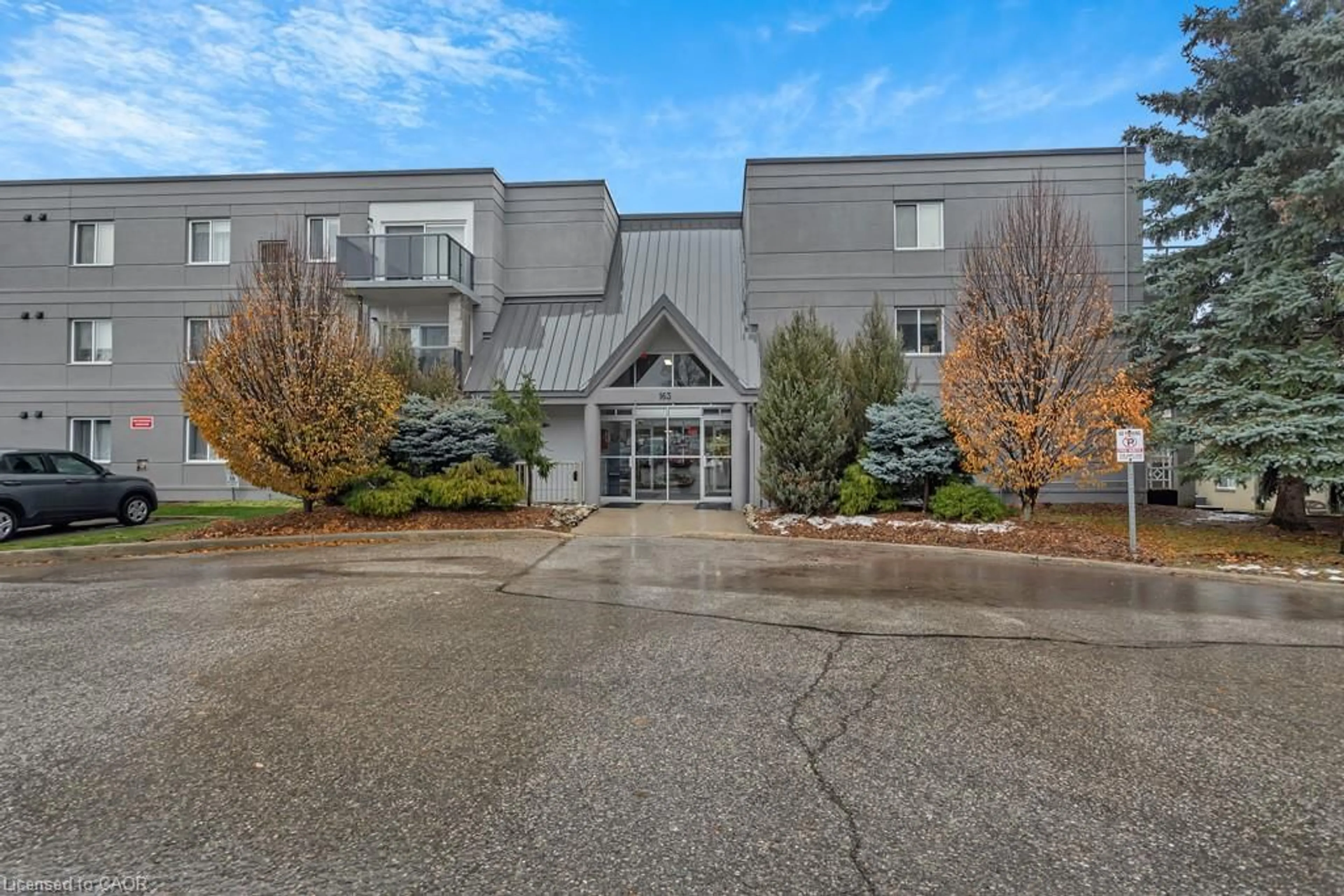 Indoor foyer for 163 Ferguson Dr #302, Woodstock Ontario N4V 1B1