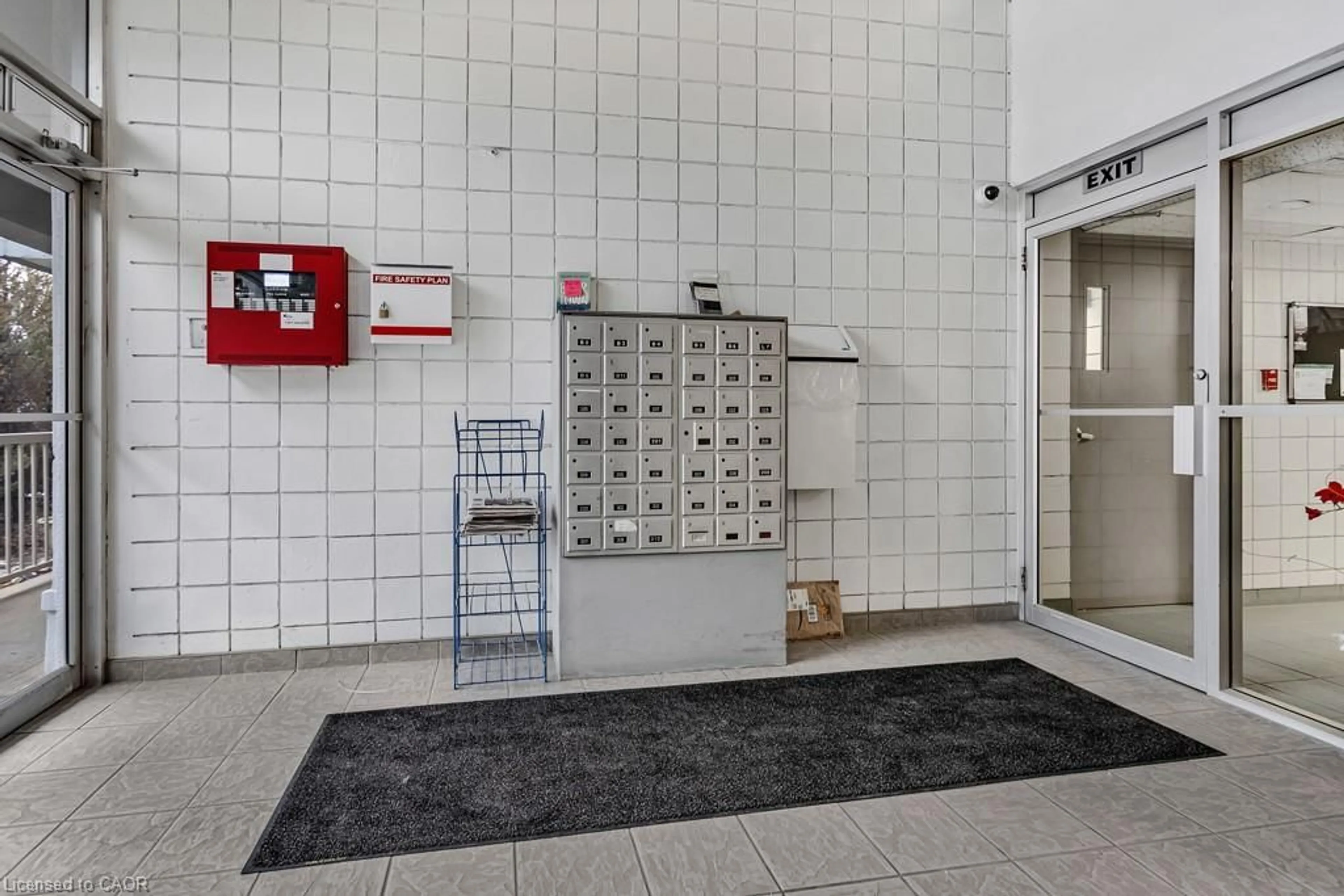 Indoor foyer for 163 Ferguson Dr #302, Woodstock Ontario N4V 1B1