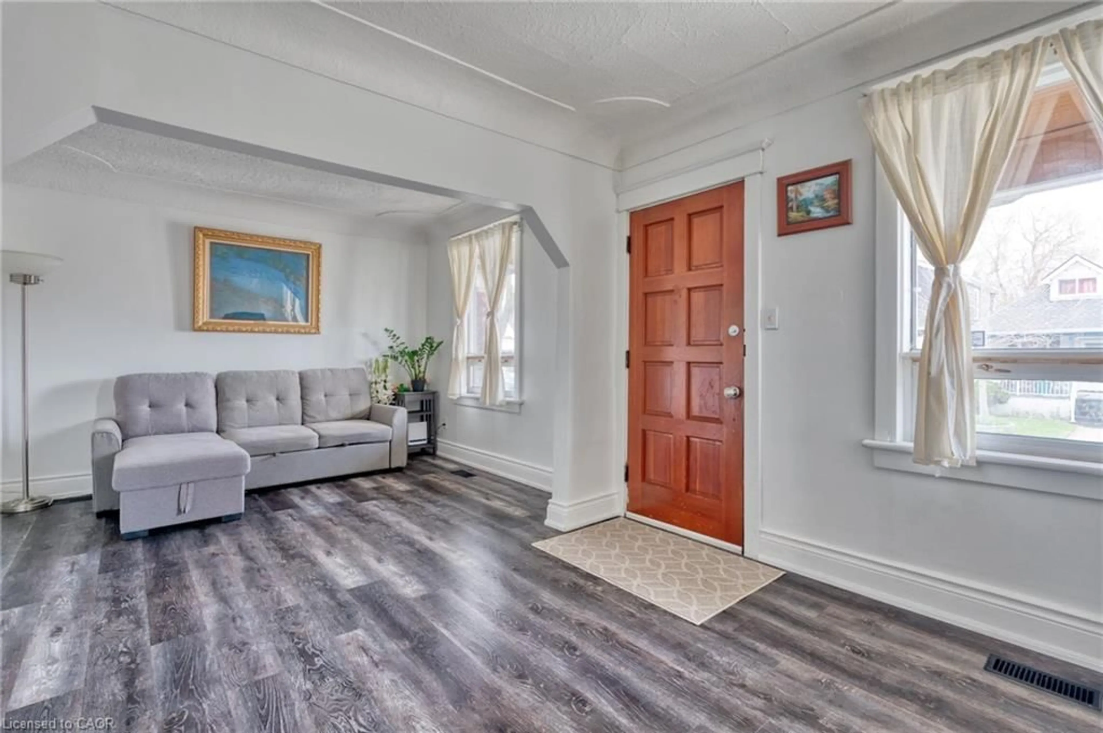 Indoor entryway for 118 Cameron Ave, Hamilton Ontario L8H 4Z2