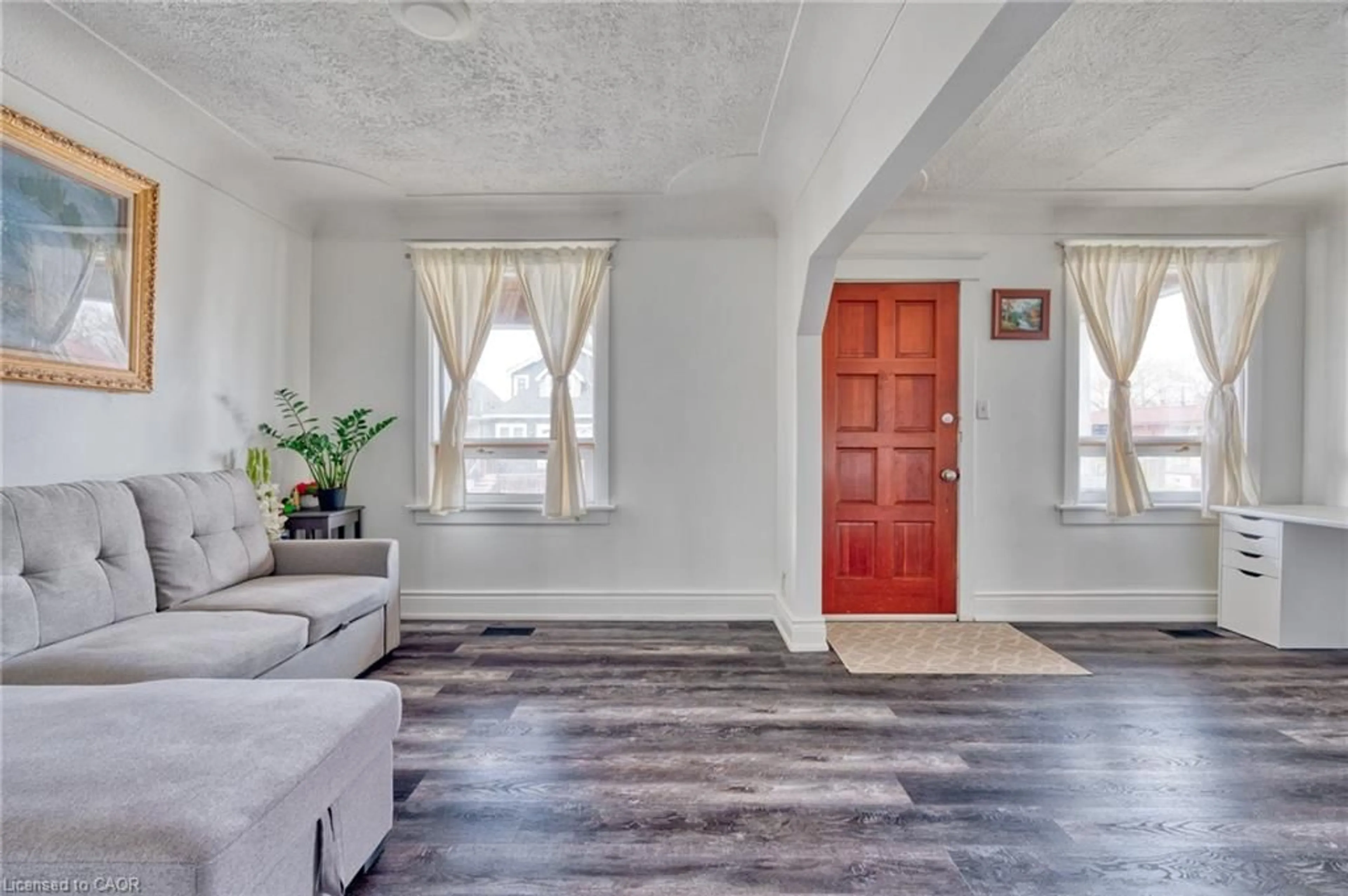 Indoor entryway for 118 Cameron Ave, Hamilton Ontario L8H 4Z2