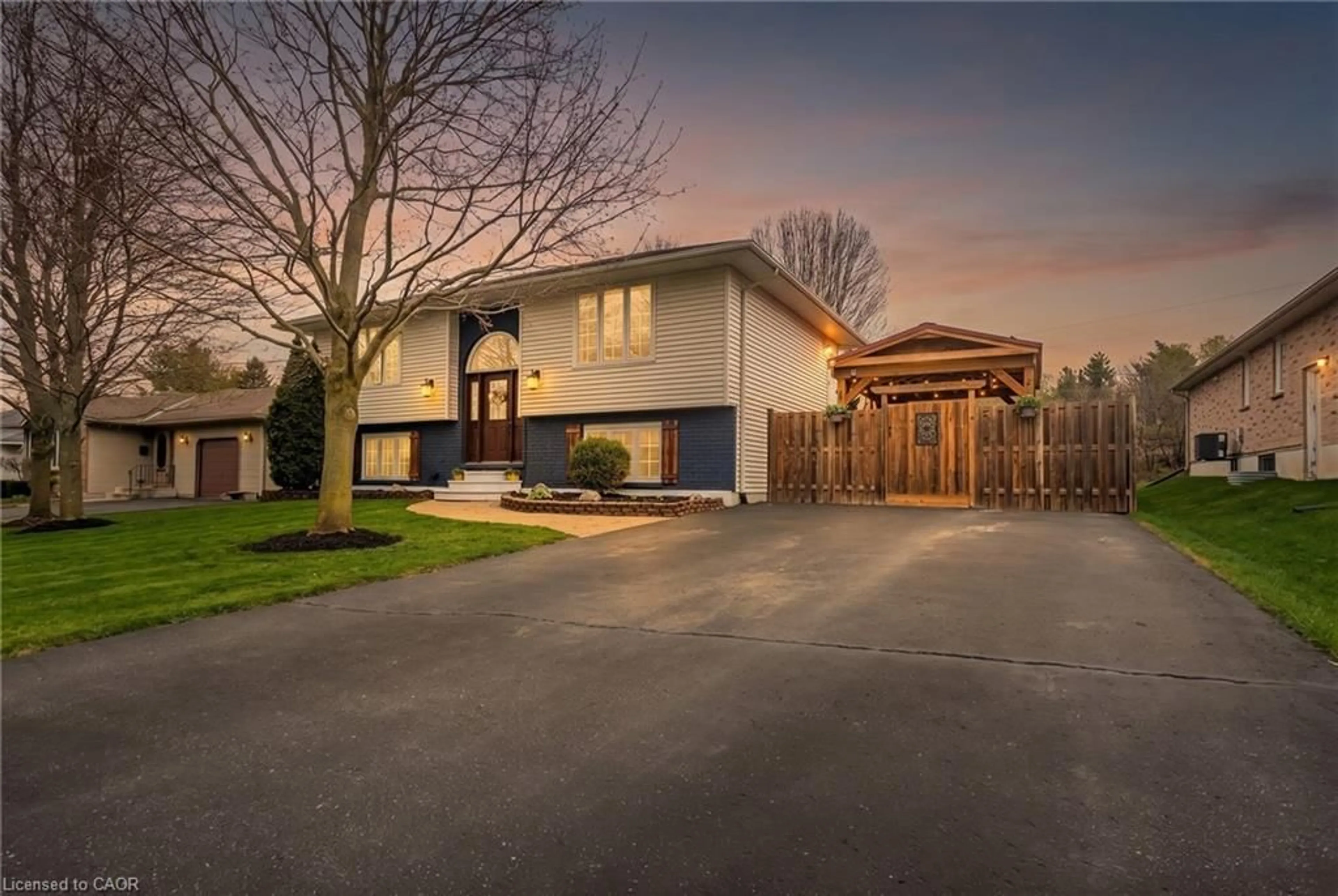 A pic from outside/outdoor area/front of a property/back of a property/a pic from drone, street for 22 Lorraine Ave, Tillsonburg Ontario N4G 4V3