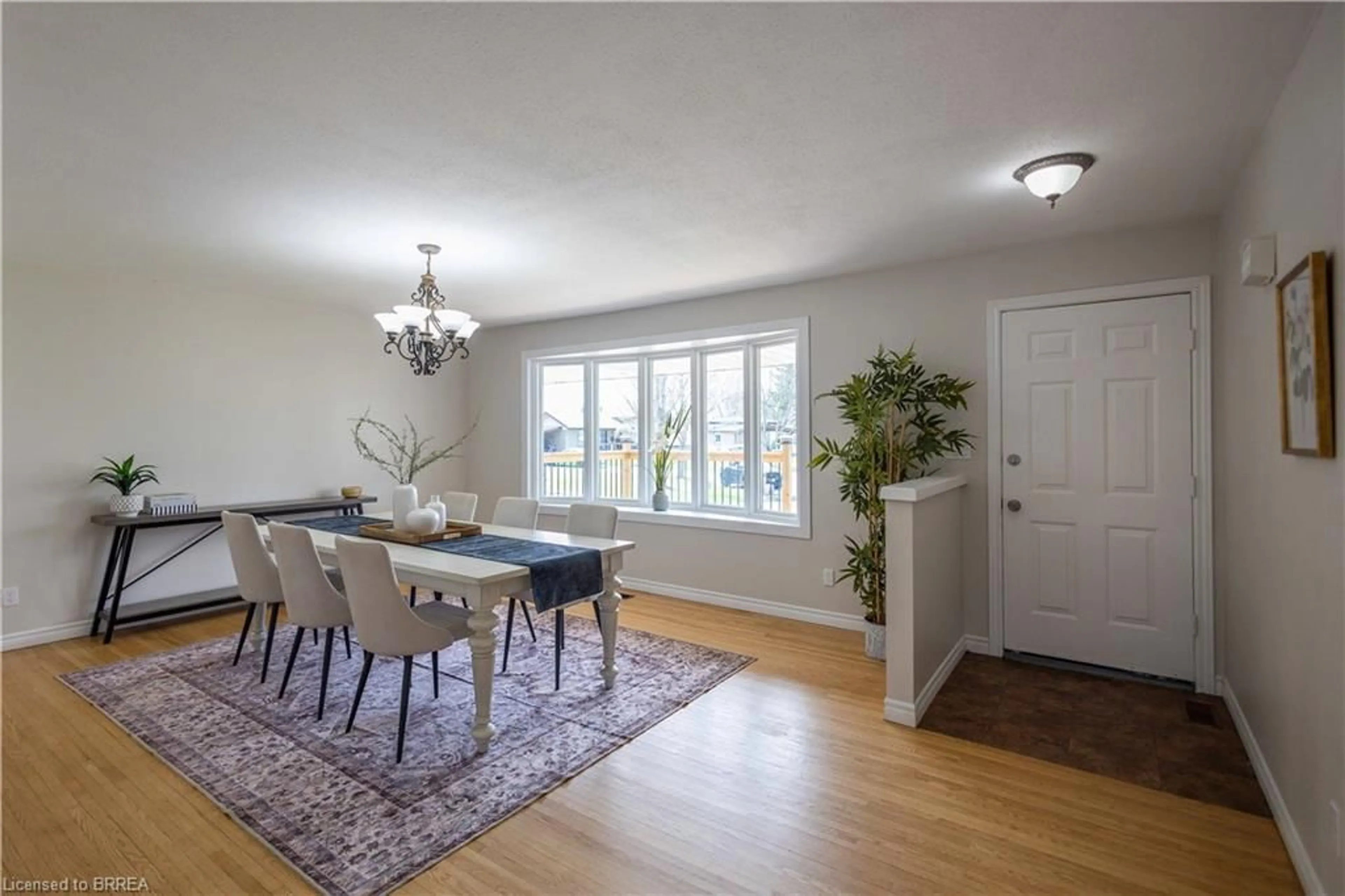 Dining room, wood/laminate floor for 11 Montour Pl, Brantford Ontario N3R 5E4