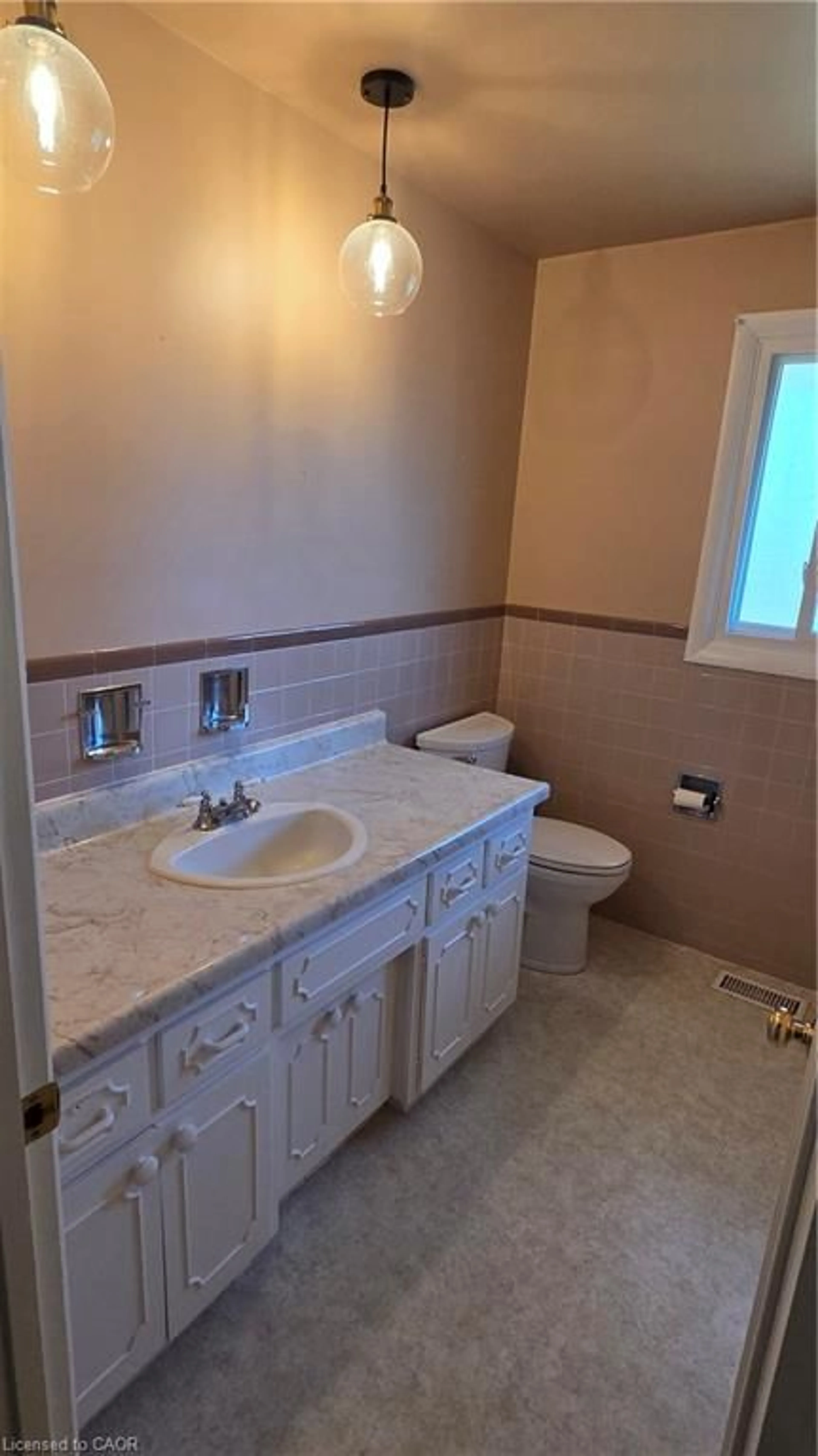 Standard bathroom, ceramic/tile floor for 35 Bradley Dr, Kitchener Ontario N2A 1K3