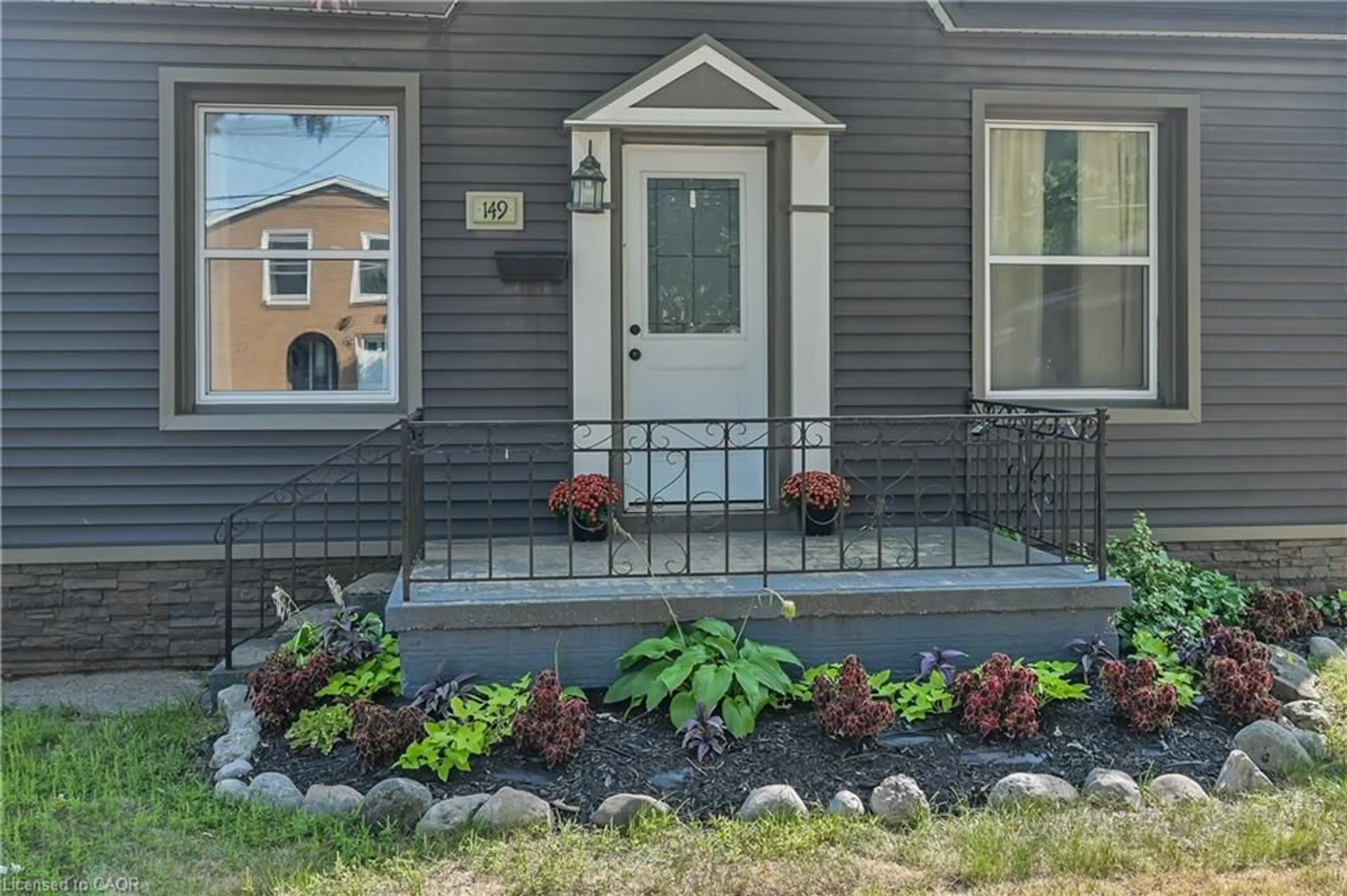 Indoor entryway for 149 Elgin St, Brantford Ontario N3A 5A4