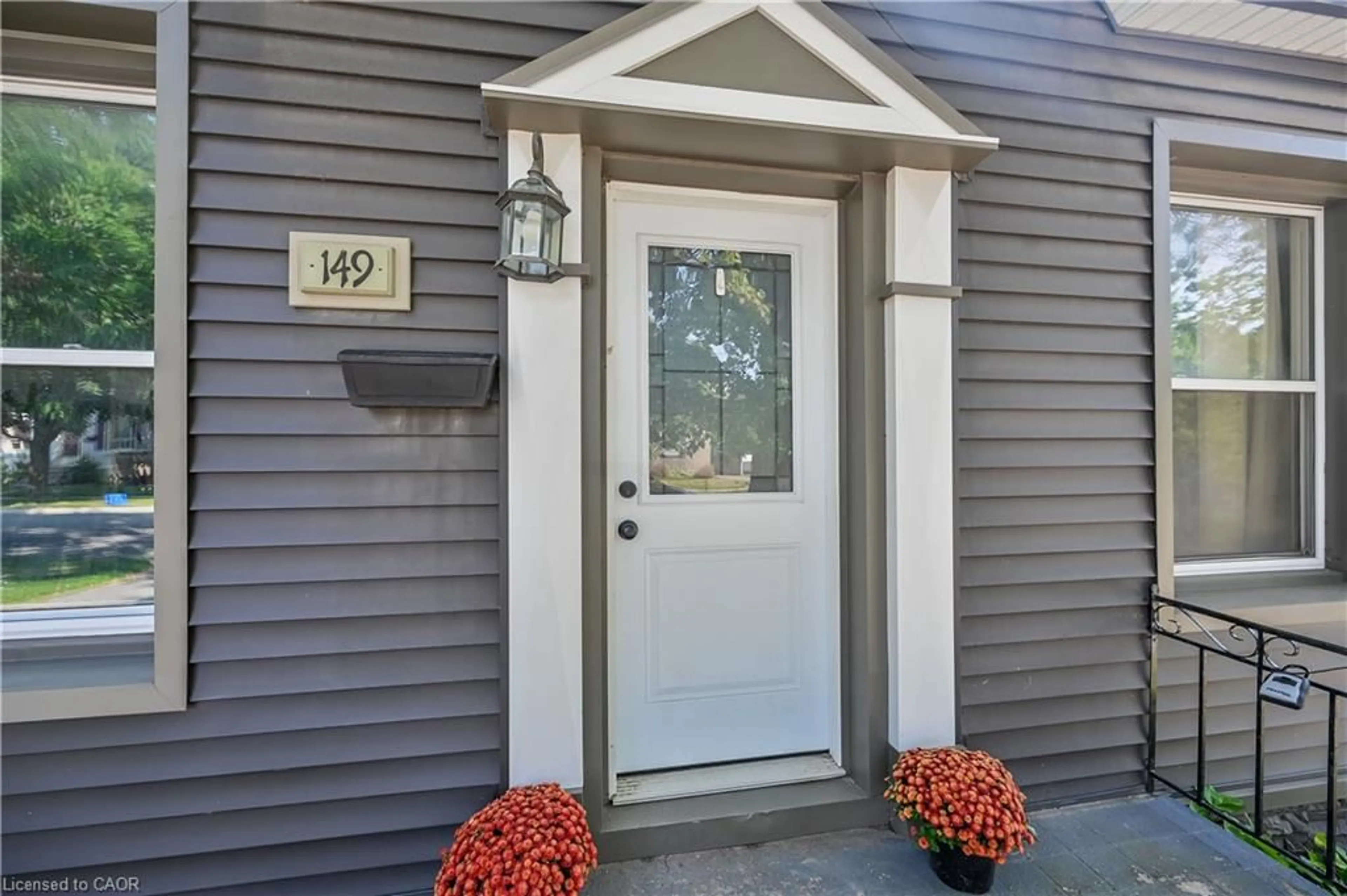 Indoor entryway for 149 Elgin St, Brantford Ontario N3A 5A4