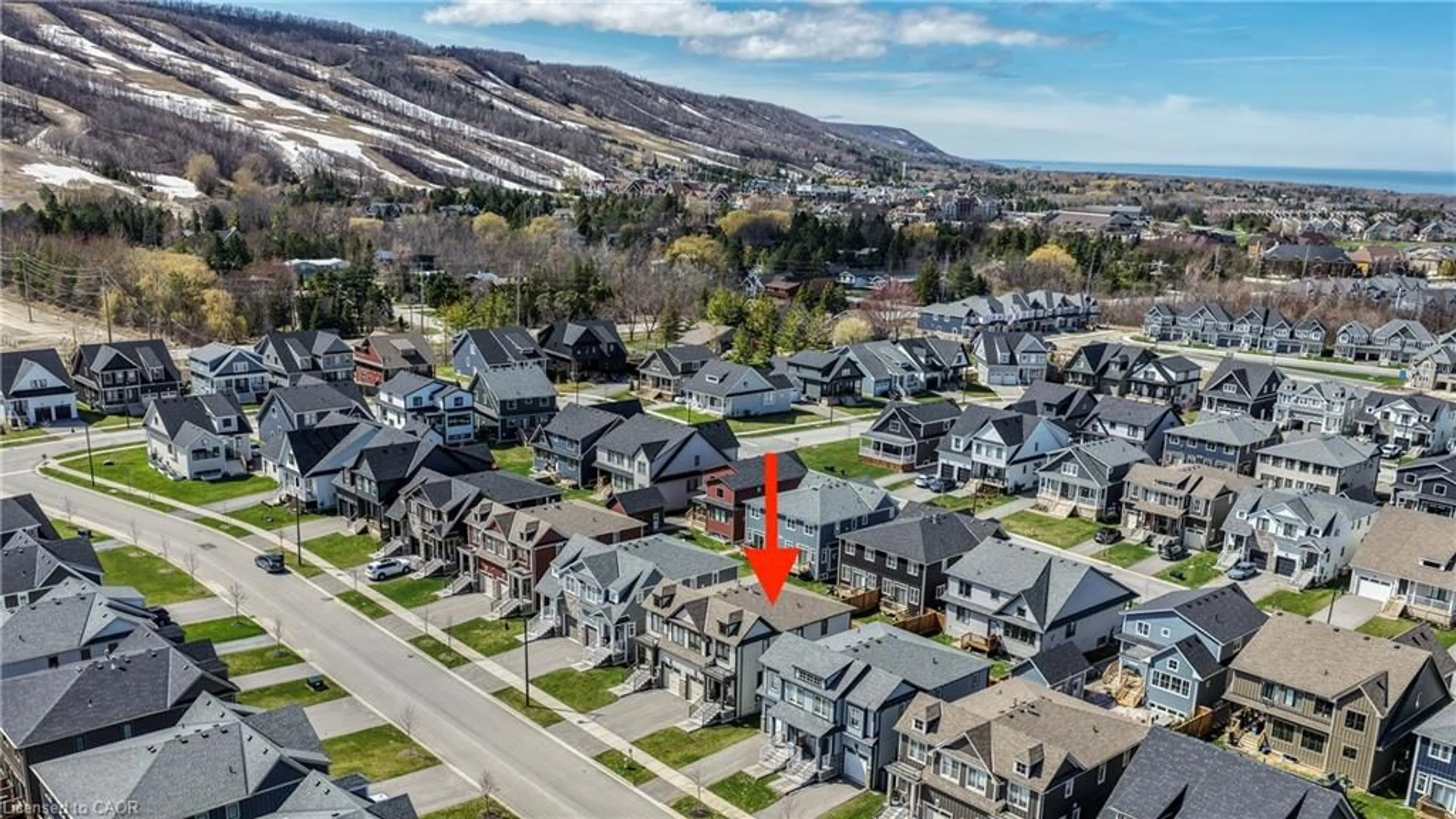 A pic from outside/outdoor area/front of a property/back of a property/a pic from drone, mountain view for 142 Sycamore St, The Blue Mountains Ontario L9Y 4E2