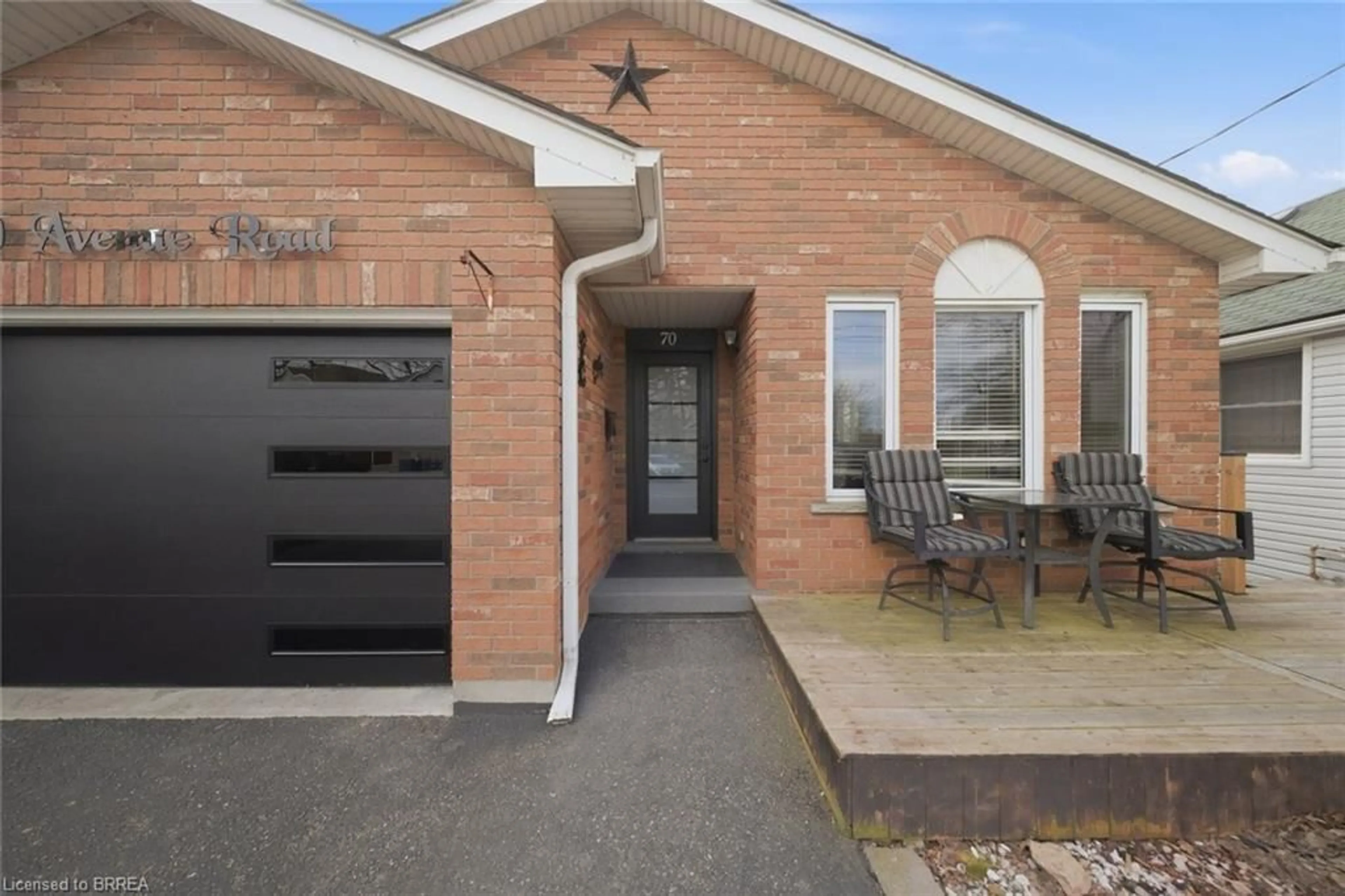 Home with brick exterior material, street for 70 Avenue Rd, Cambridge Ontario N1R 1B9
