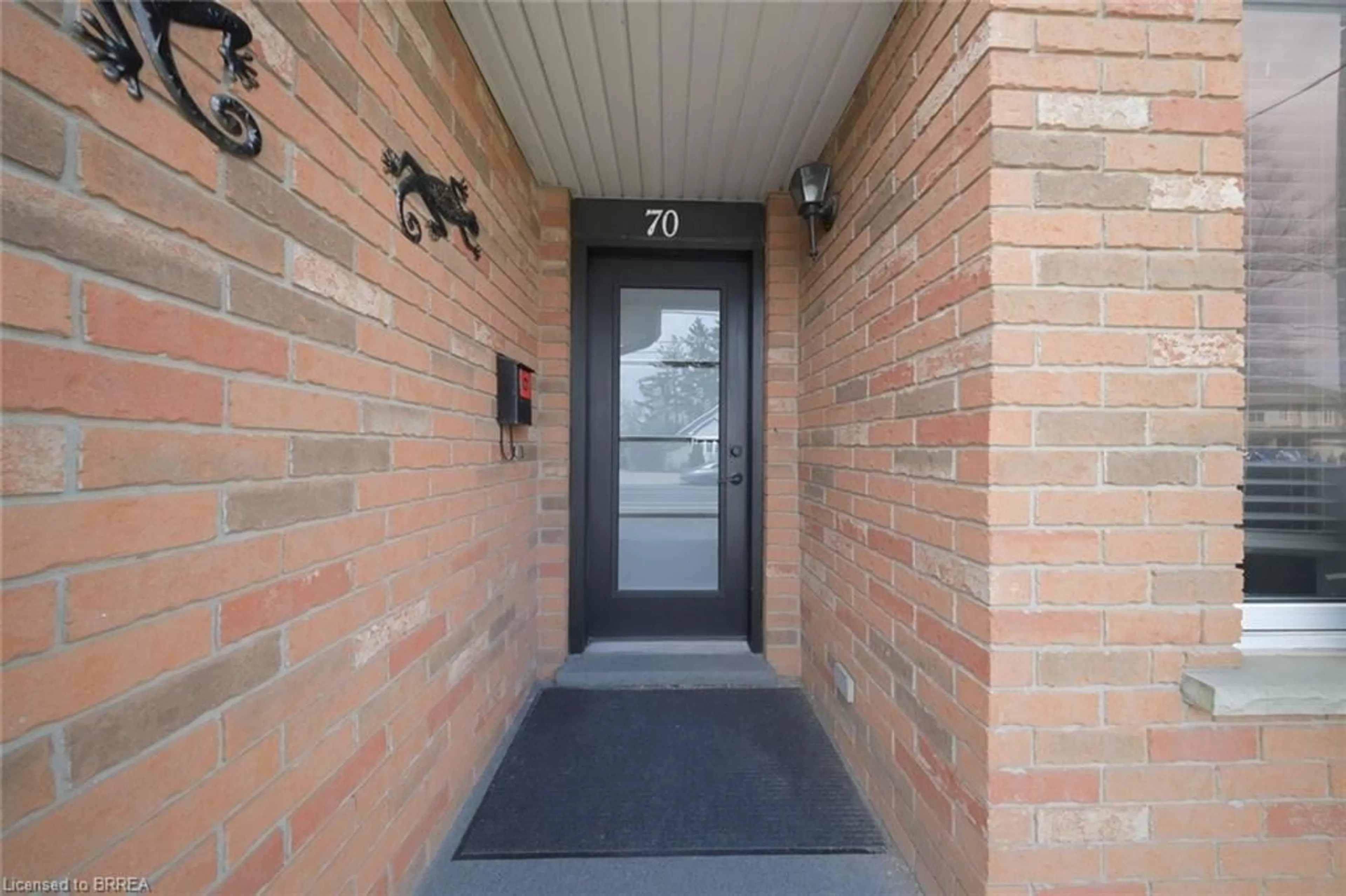 Indoor entryway for 70 Avenue Rd, Cambridge Ontario N1R 1B9