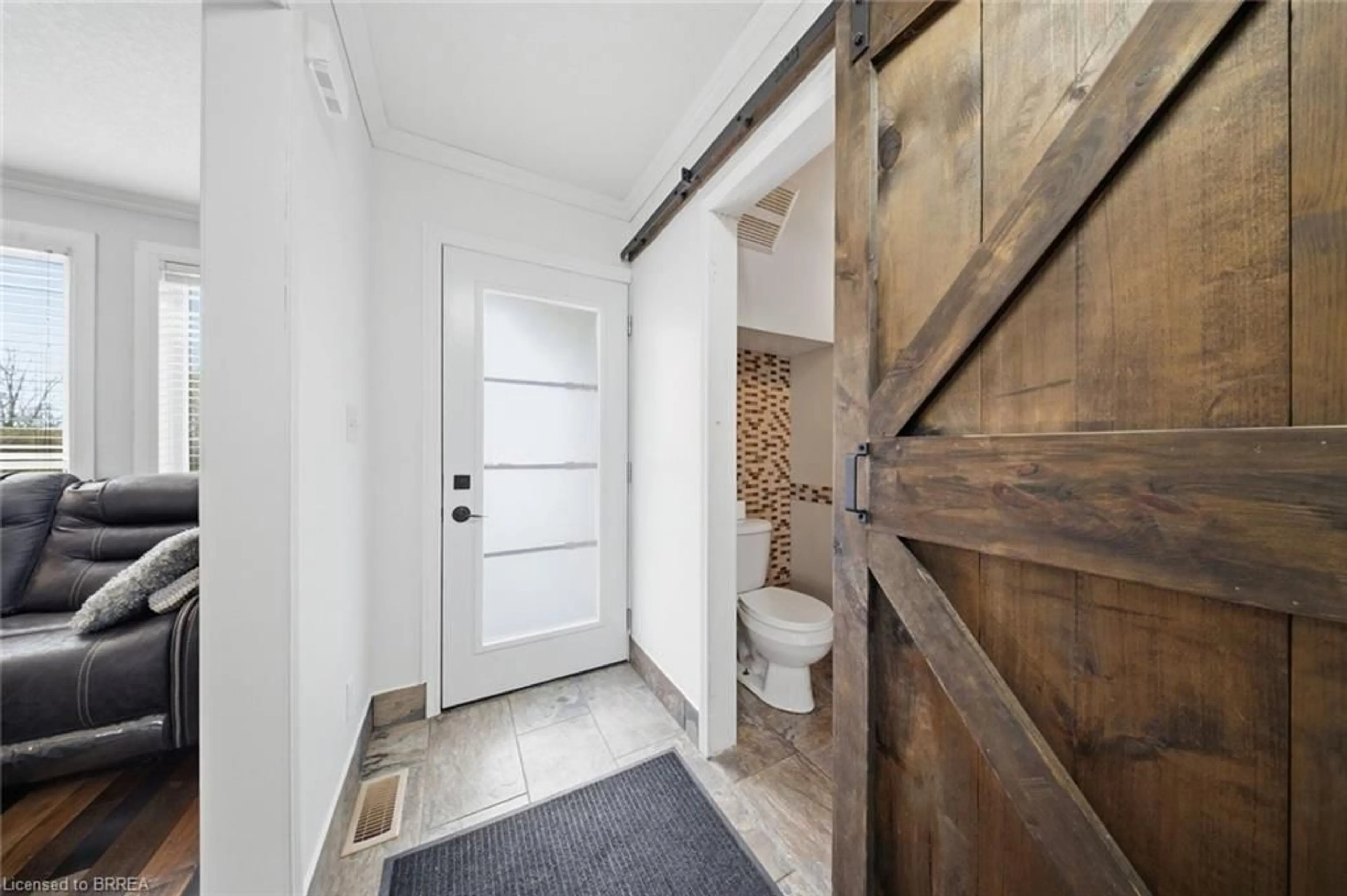 Indoor entryway for 70 Avenue Rd, Cambridge Ontario N1R 1B9