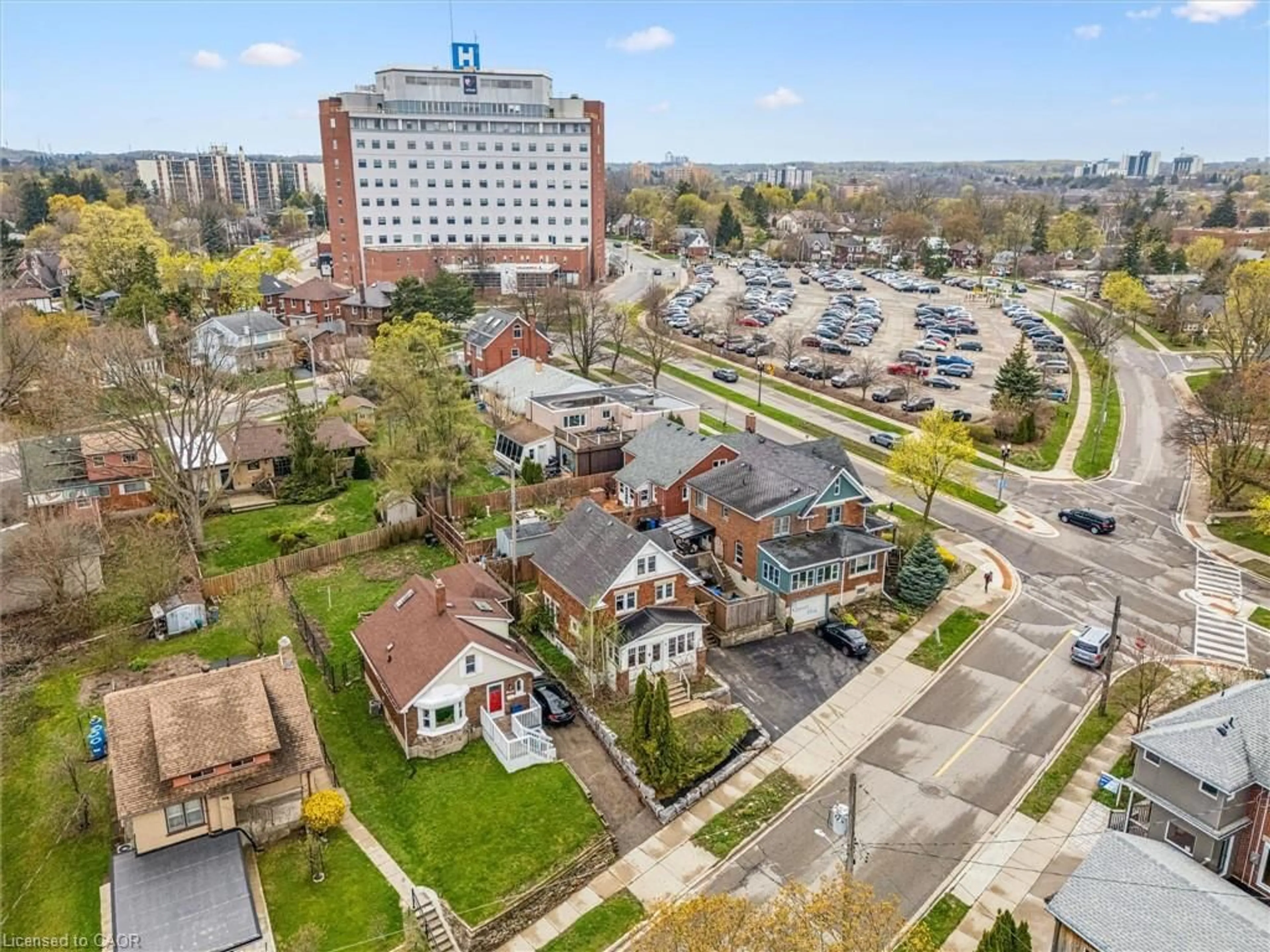 A pic from outside/outdoor area/front of a property/back of a property/a pic from drone, city buildings view from balcony for 9 Spadina Rd, Kitchener Ontario N2M 3X2