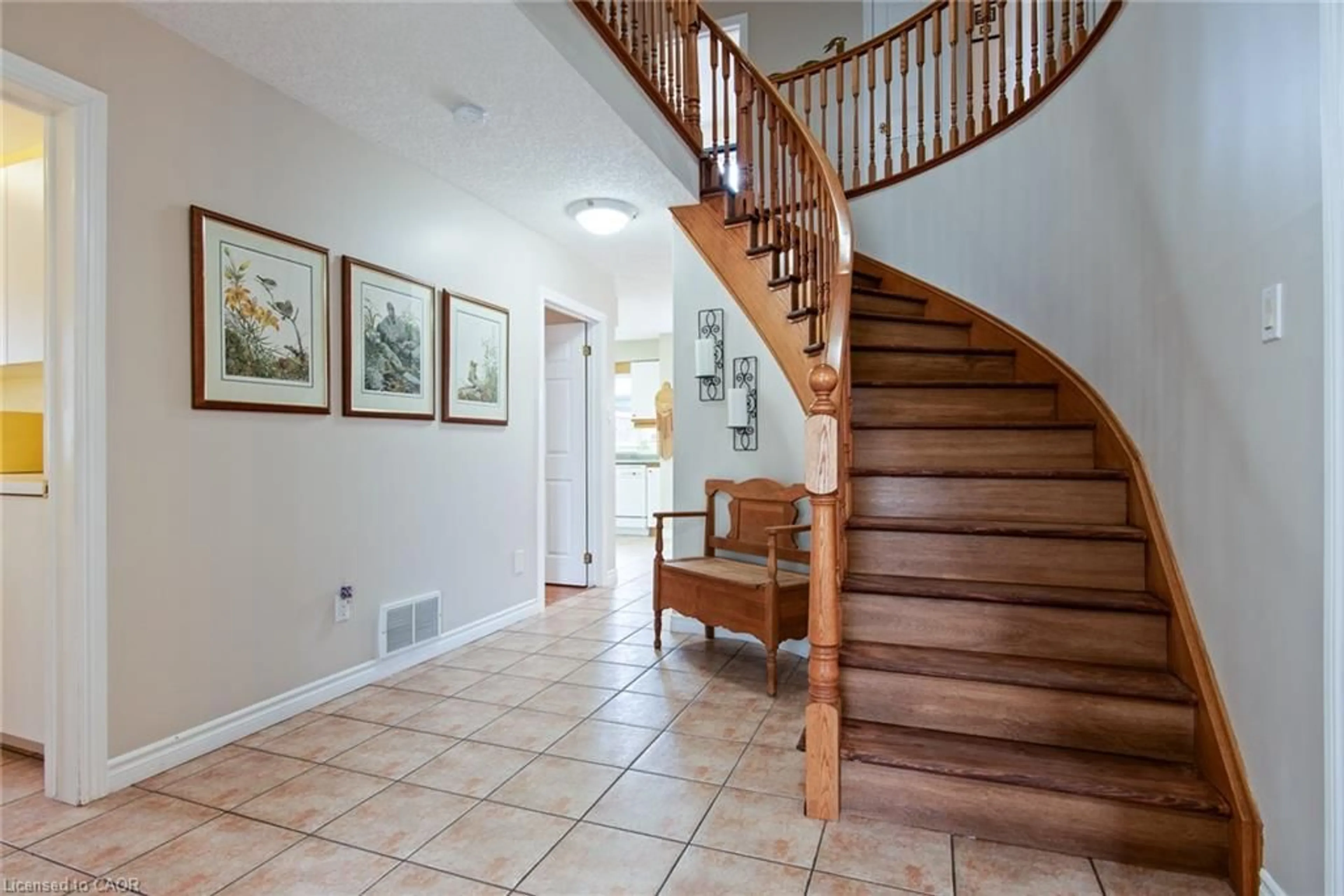 Indoor foyer for 128 Eby Cres, New Hamburg Ontario N3A 1Z2