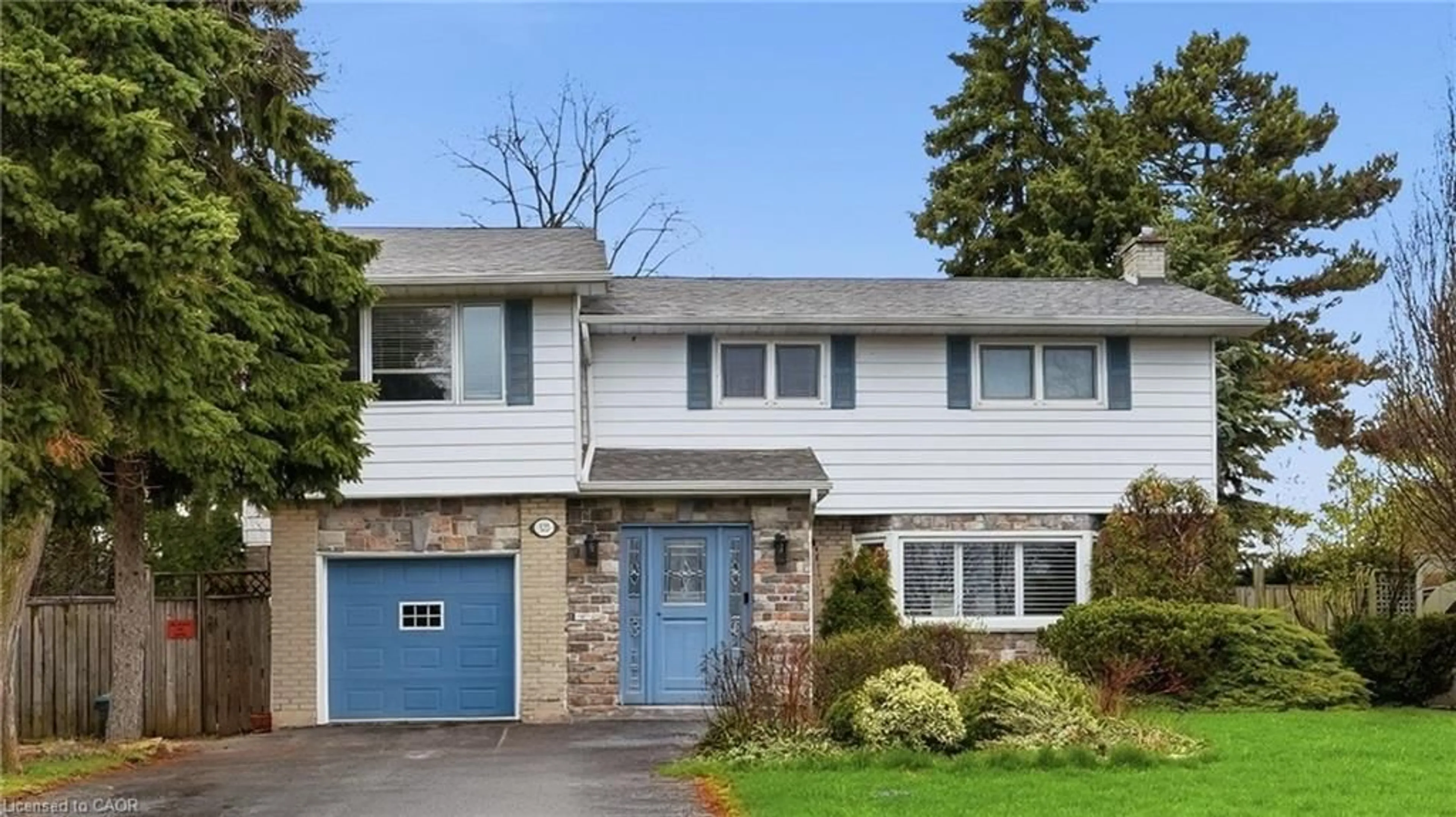 Home with vinyl exterior material, street for 525 Grand Blvd, Oakville Ontario L6H 1P4