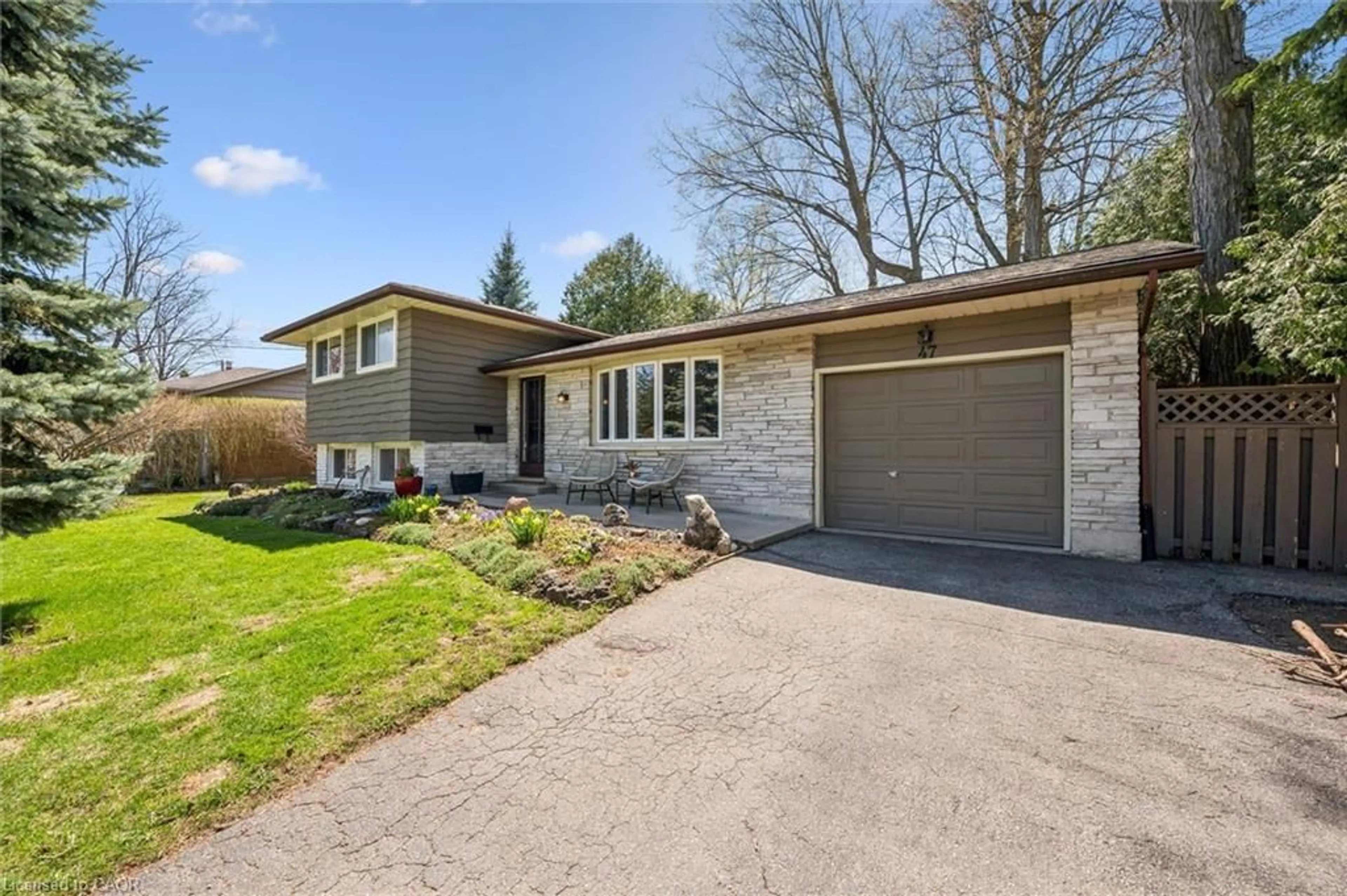 Home with brick exterior material, street for 47 Hillcrest Lane, Kitchener Ontario N2K 1S9