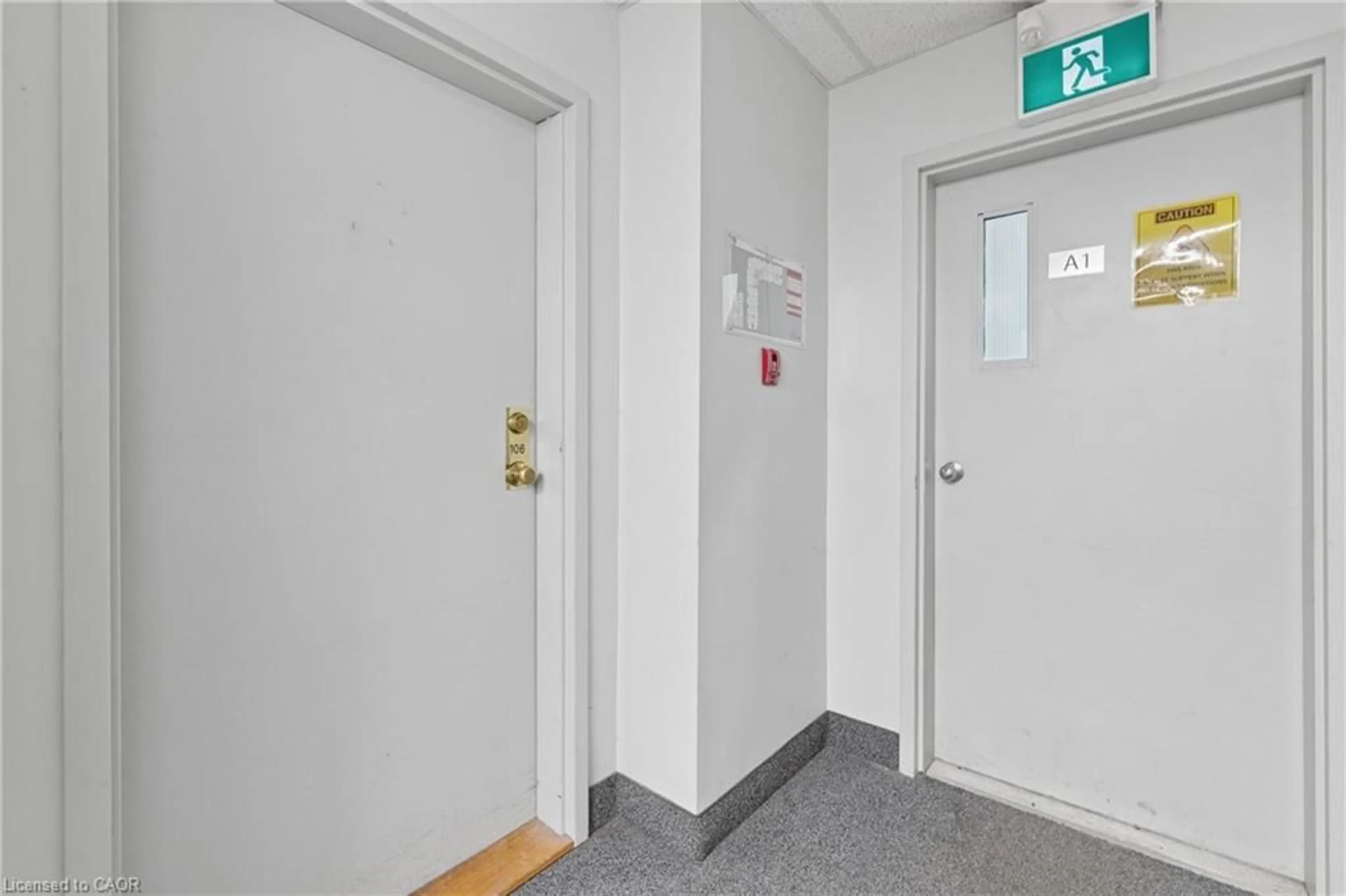 Indoor foyer for 15 Hofstetter Ave #106, Kitchener Ontario N2A 3Z7