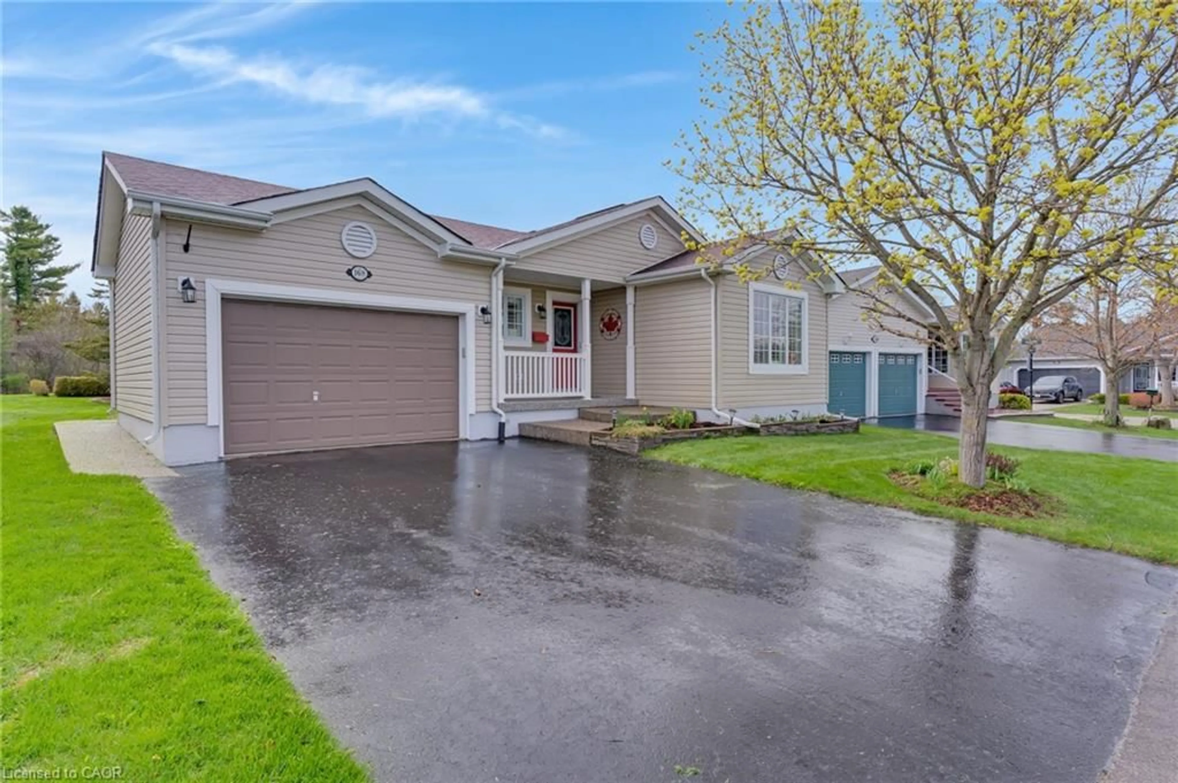 Home with vinyl exterior material, street for 168 Glenariff Dr, Freelton Ontario L8B 1A5
