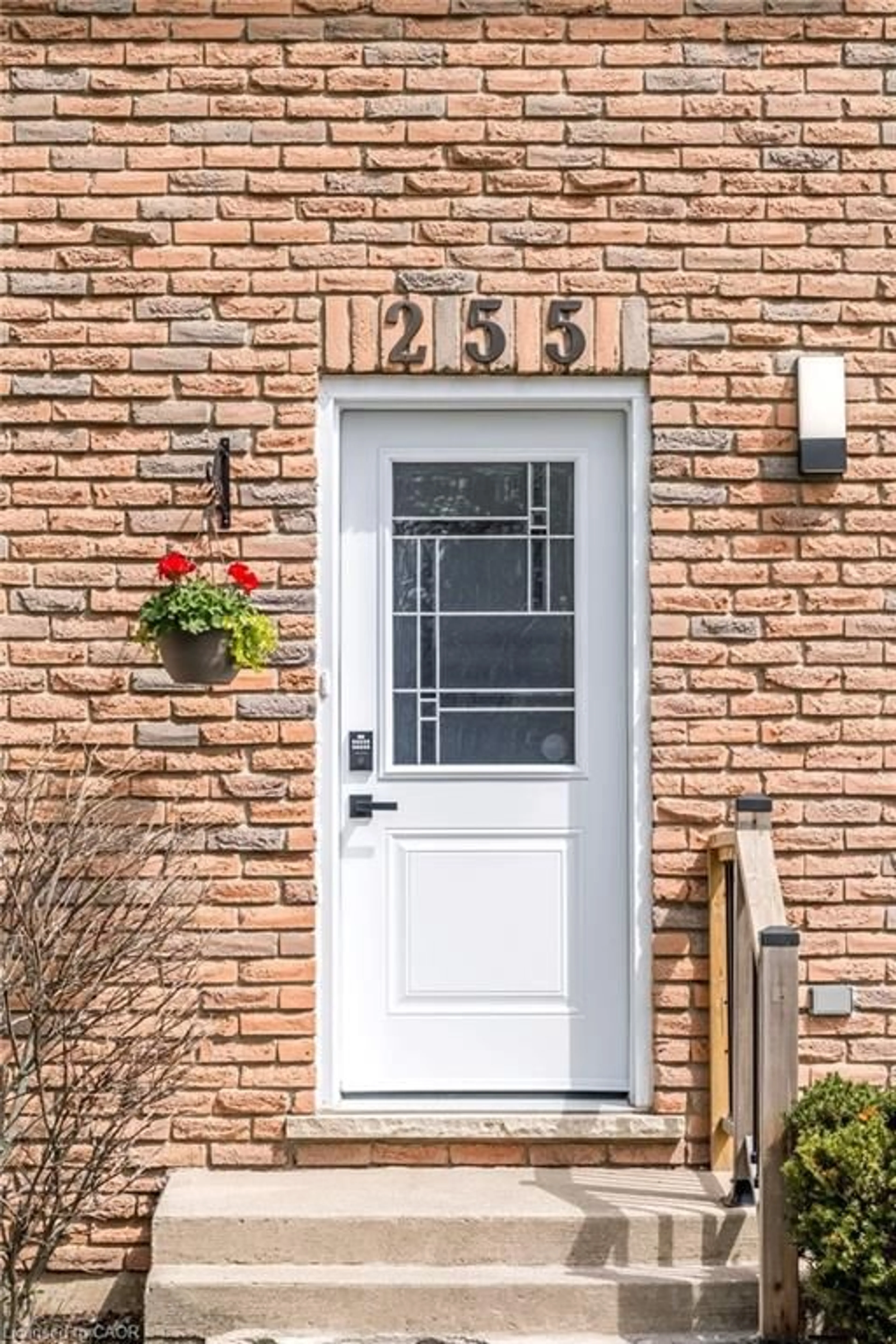 Home with brick exterior material, street for 255 Magnolia Dr, Hamilton Ontario L9C 6R4