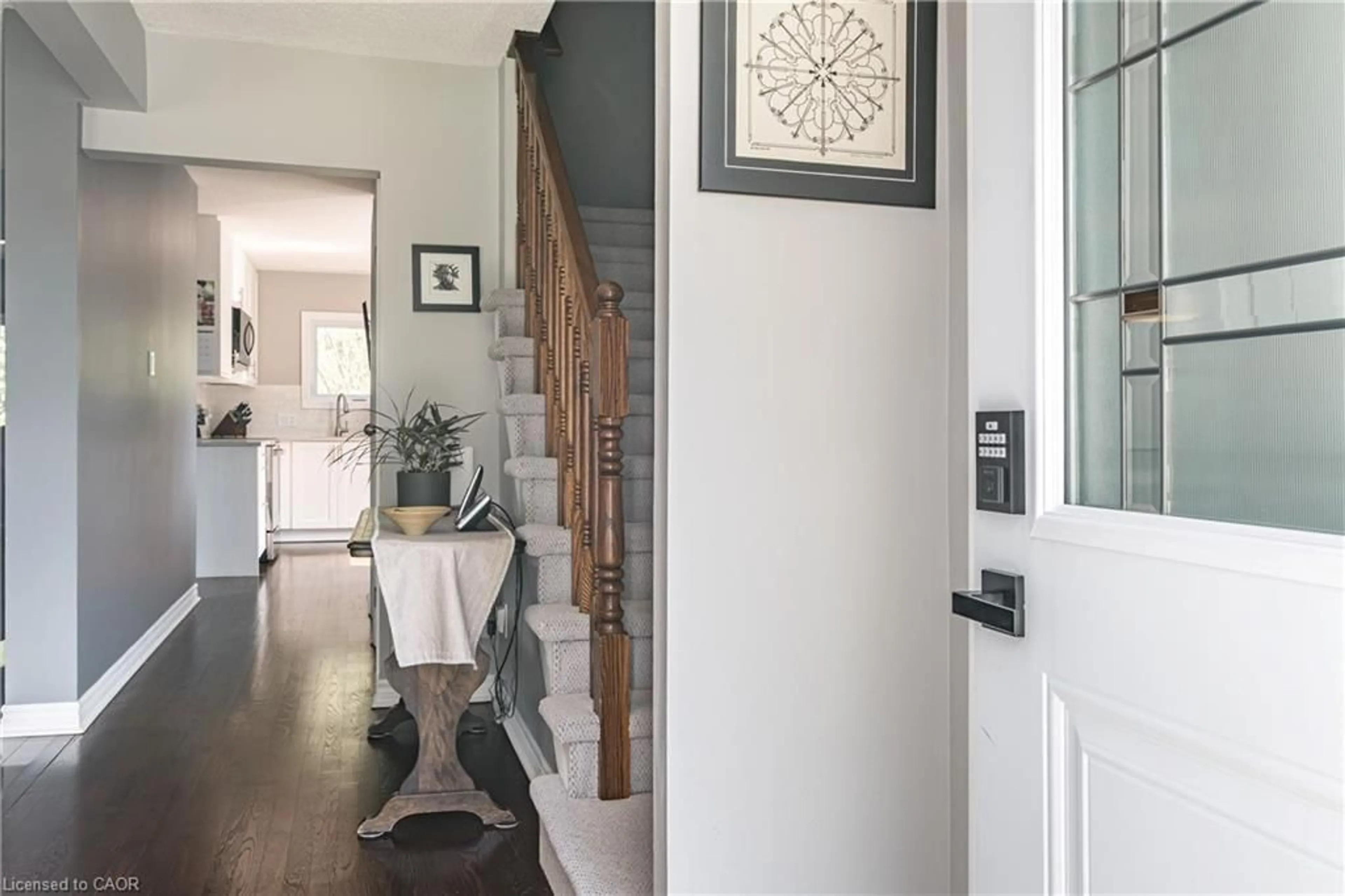 Indoor entryway for 255 Magnolia Dr, Hamilton Ontario L9C 6R4