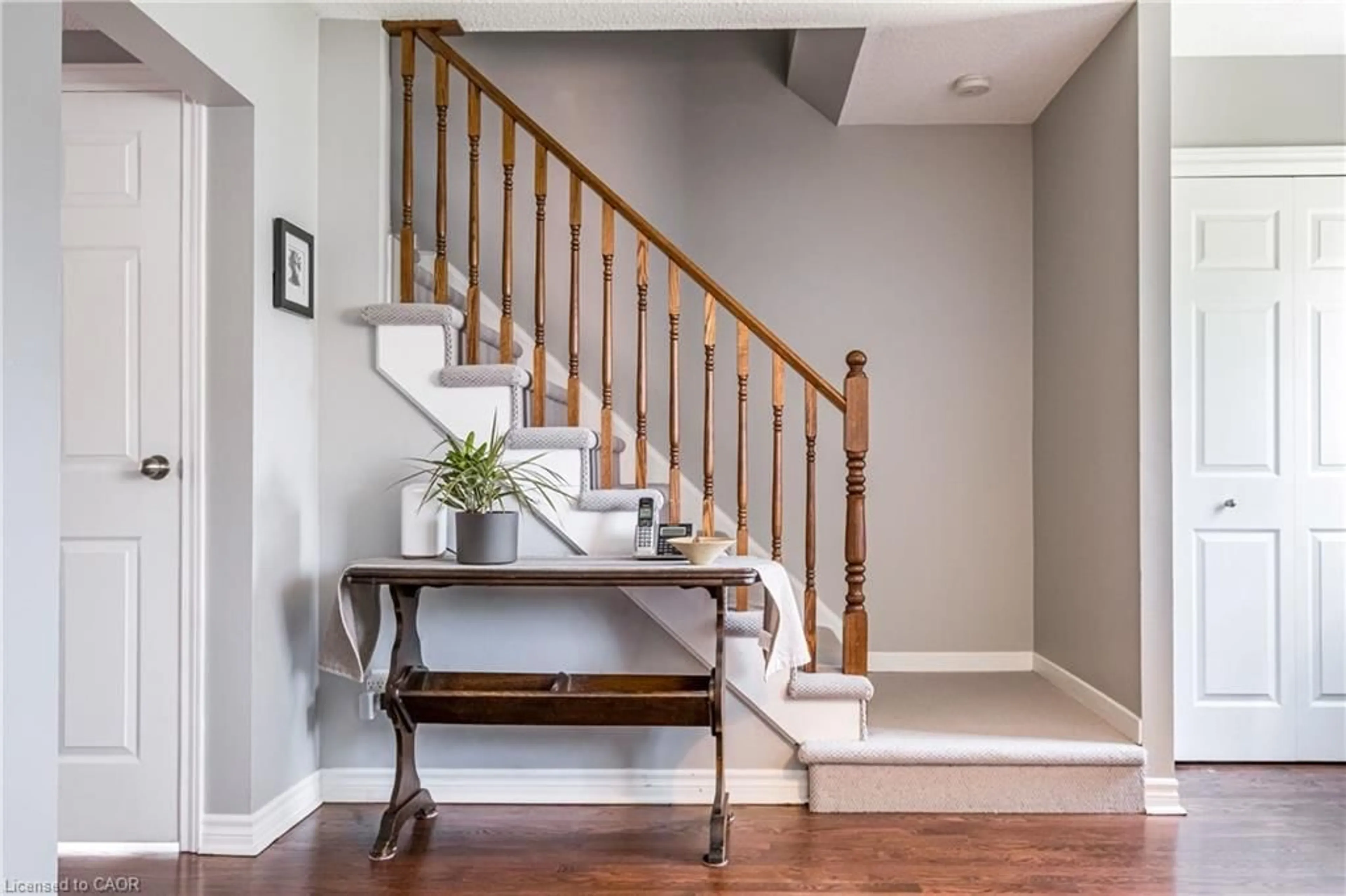 Indoor entryway for 255 Magnolia Dr, Hamilton Ontario L9C 6R4