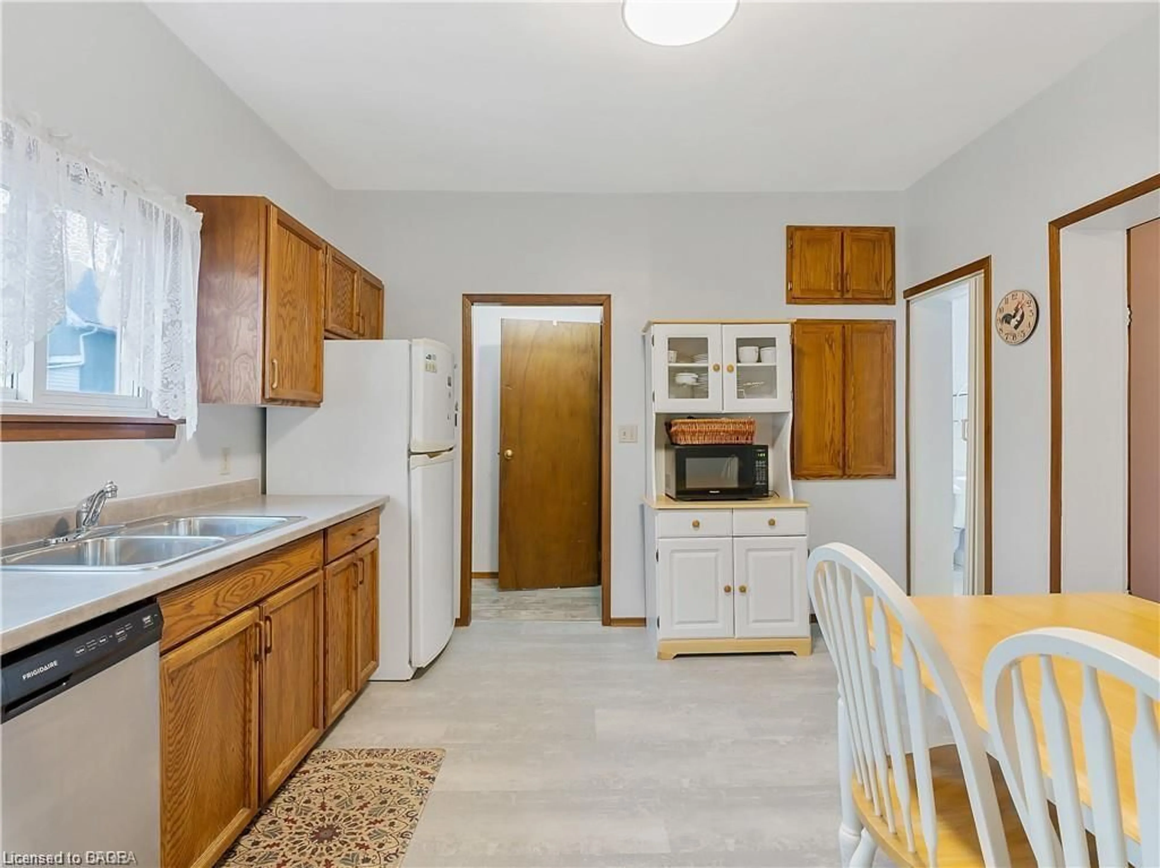 Standard kitchen, unknown for 49 Mintern Ave, Brantford Ontario N3S 1K9