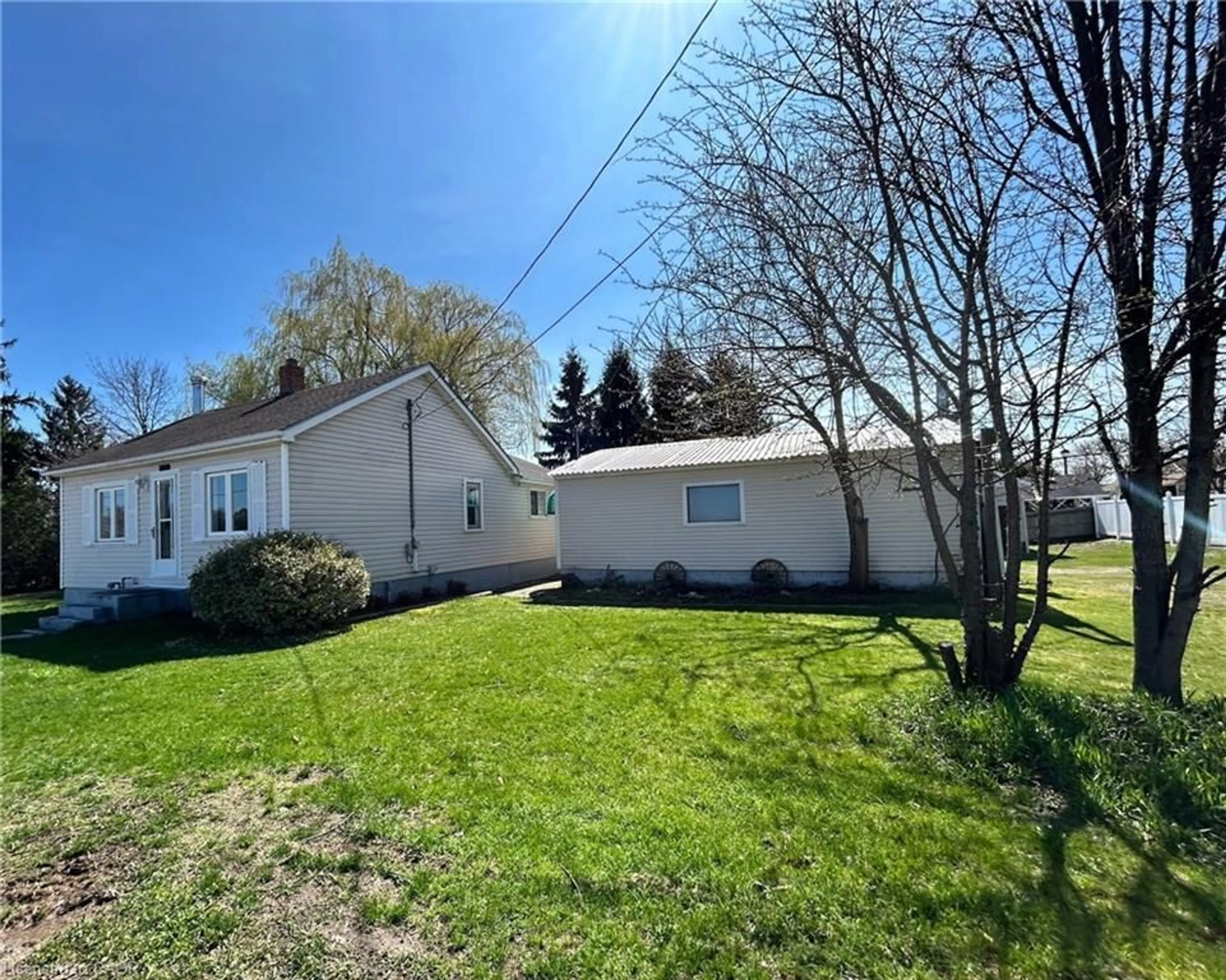 A pic from outside/outdoor area/front of a property/back of a property/a pic from drone, street for 1153 Bay St, Port Rowan Ontario N0E 1M0