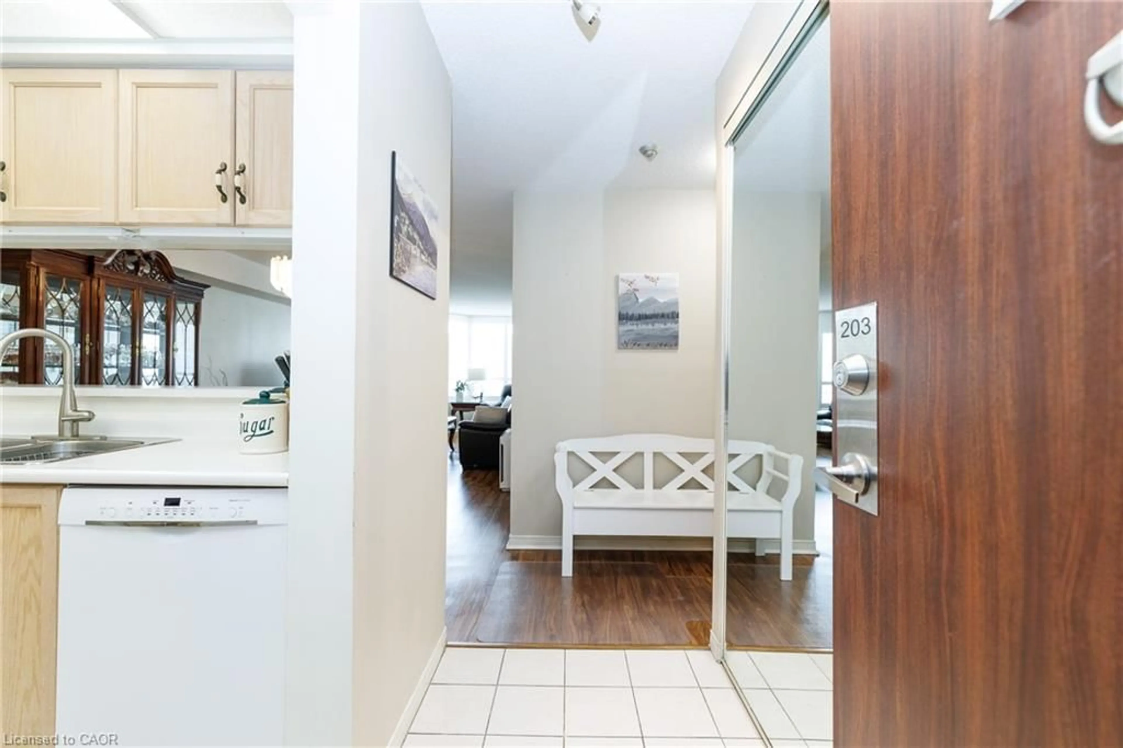 Indoor entryway for 495 #8 Hwy #203, Stoney Creek Ontario L8G 5E1