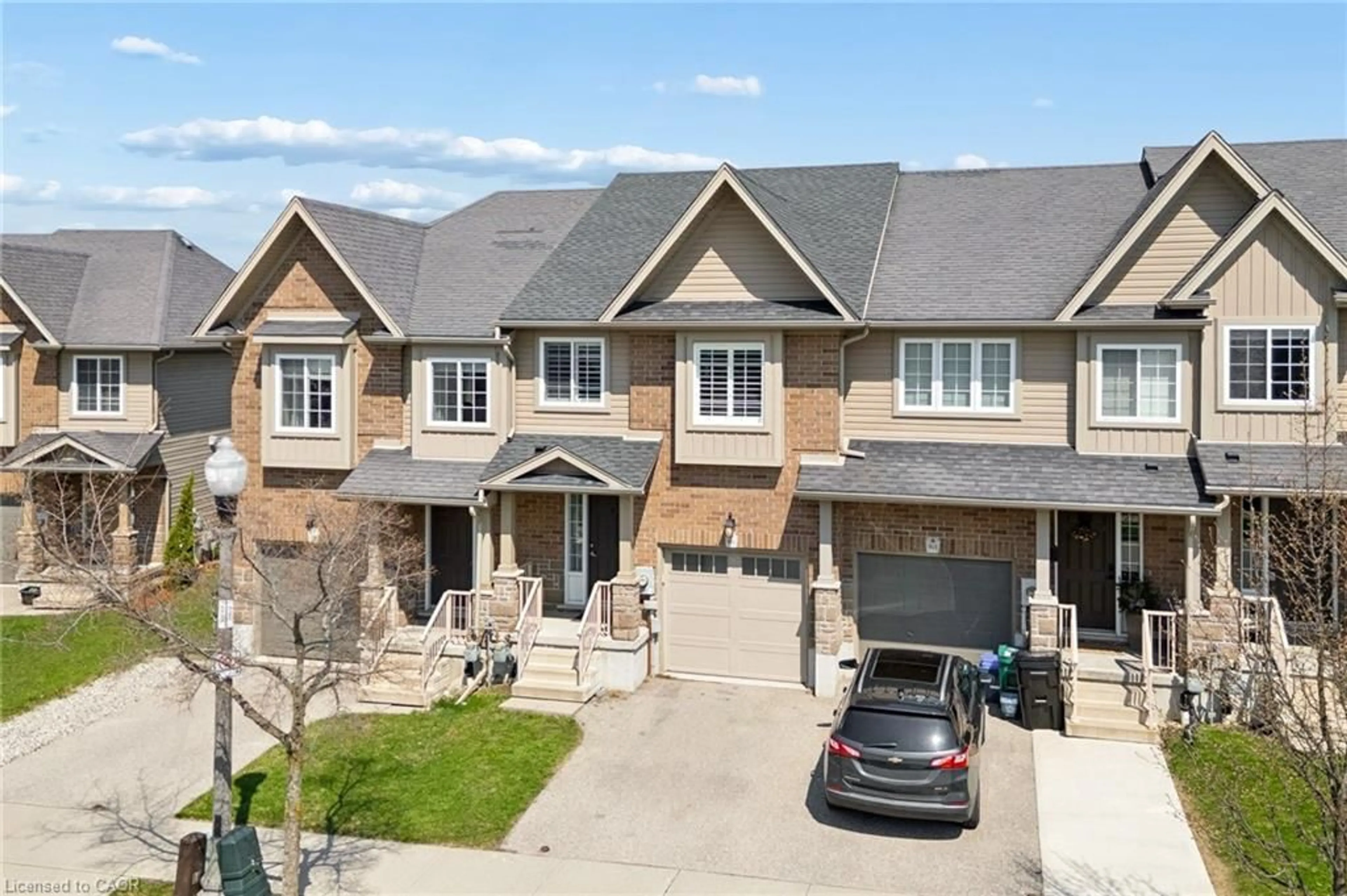 A pic from outside/outdoor area/front of a property/back of a property/a pic from drone, street for 951 Zeller Cres, Kitchener Ontario N2A 0C9