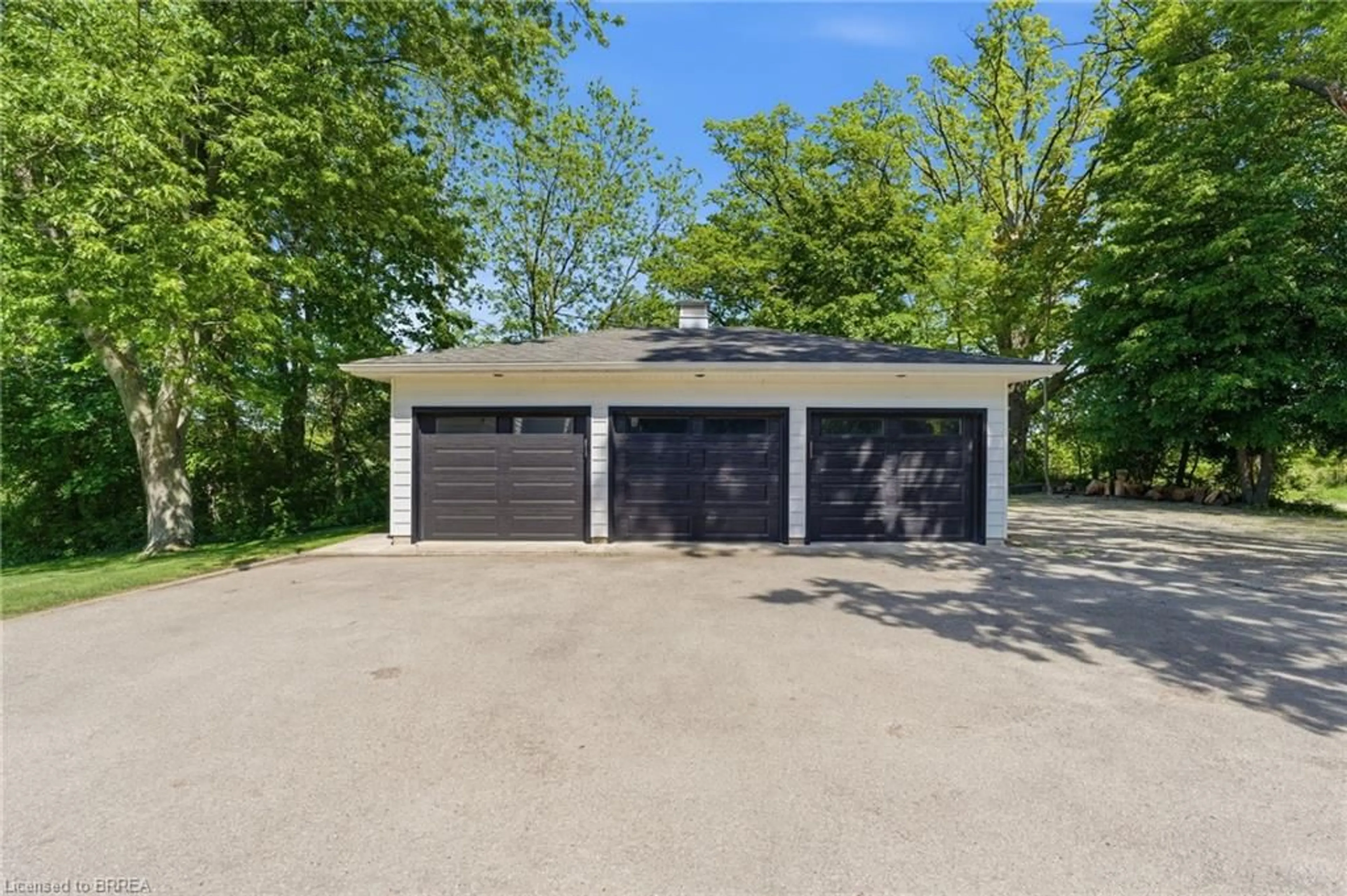 Indoor garage for 48 Oxbow Rd, Brantford Ontario N3T 5L6