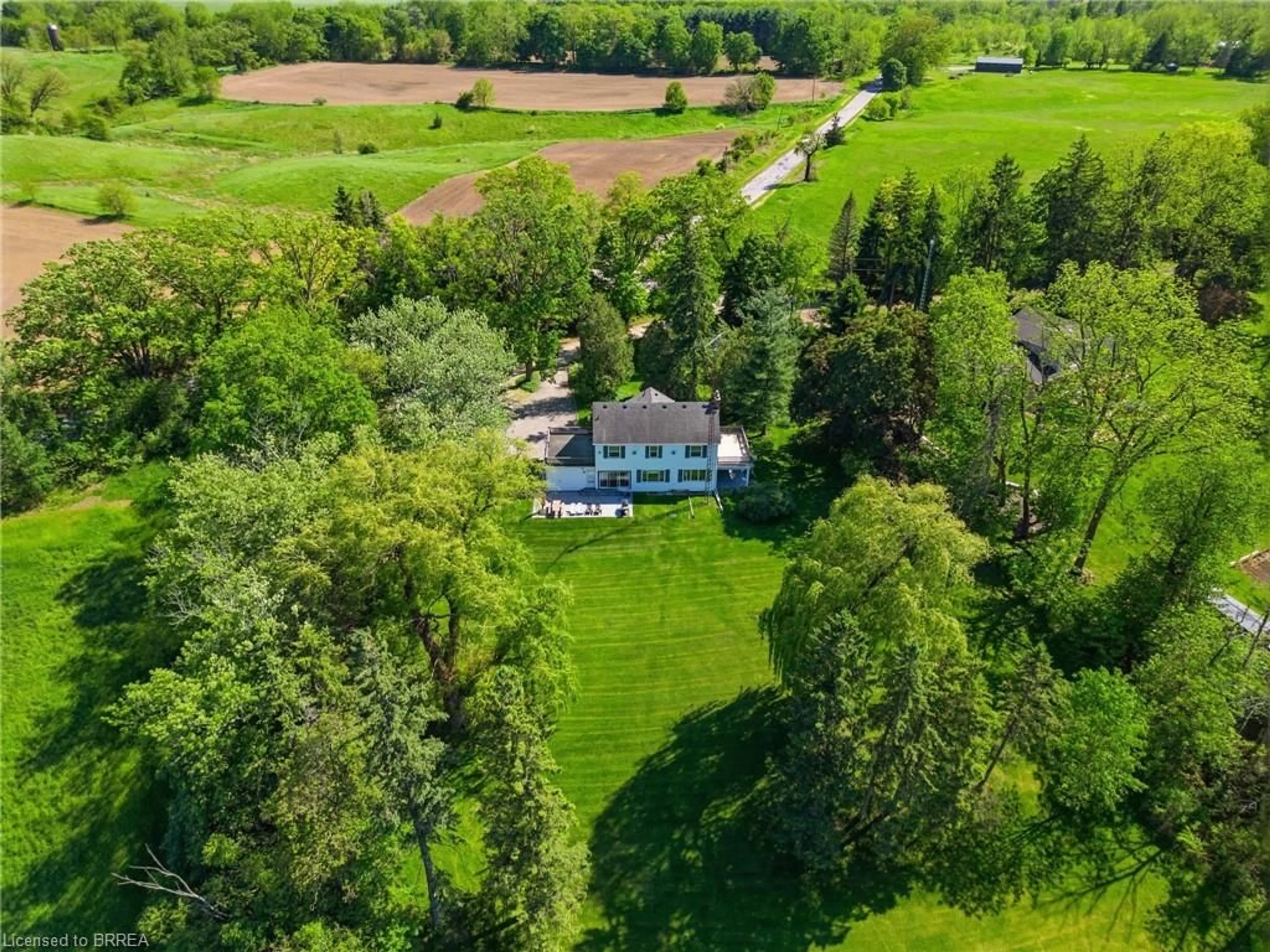 A pic from outside/outdoor area/front of a property/back of a property/a pic from drone, unknown for 48 Oxbow Rd, Brantford Ontario N3T 5L6