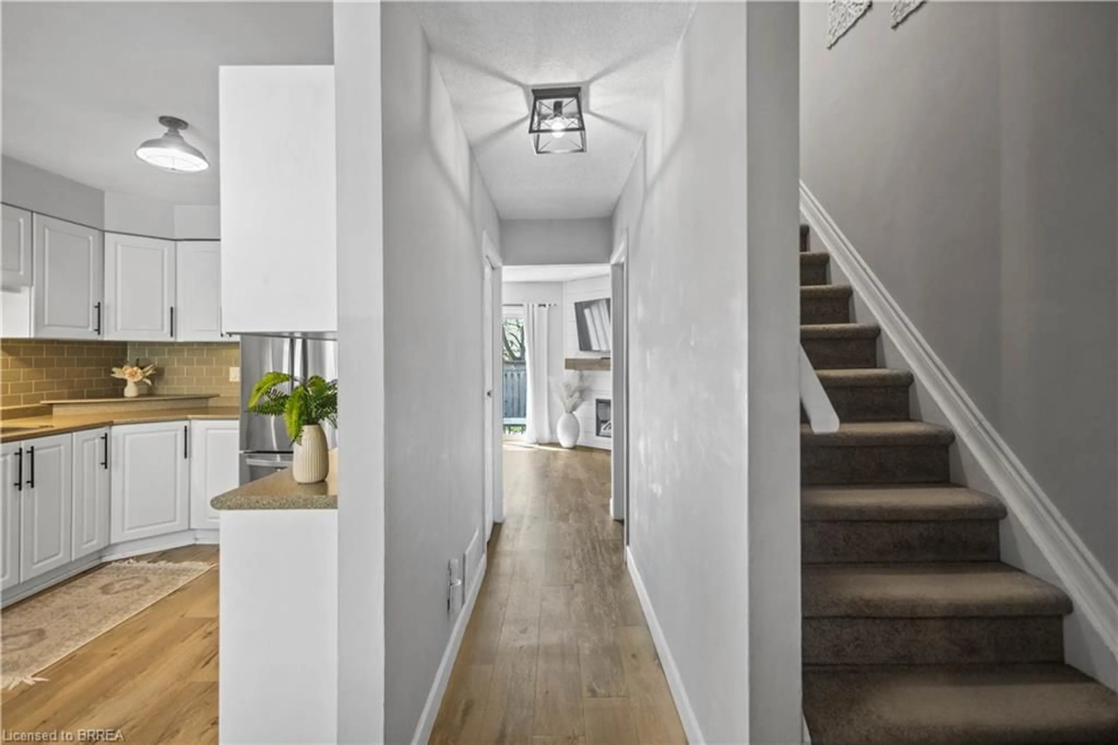 Indoor entryway for 149 Brantwood Park Rd #F, Brantford Ontario N3P 1X9