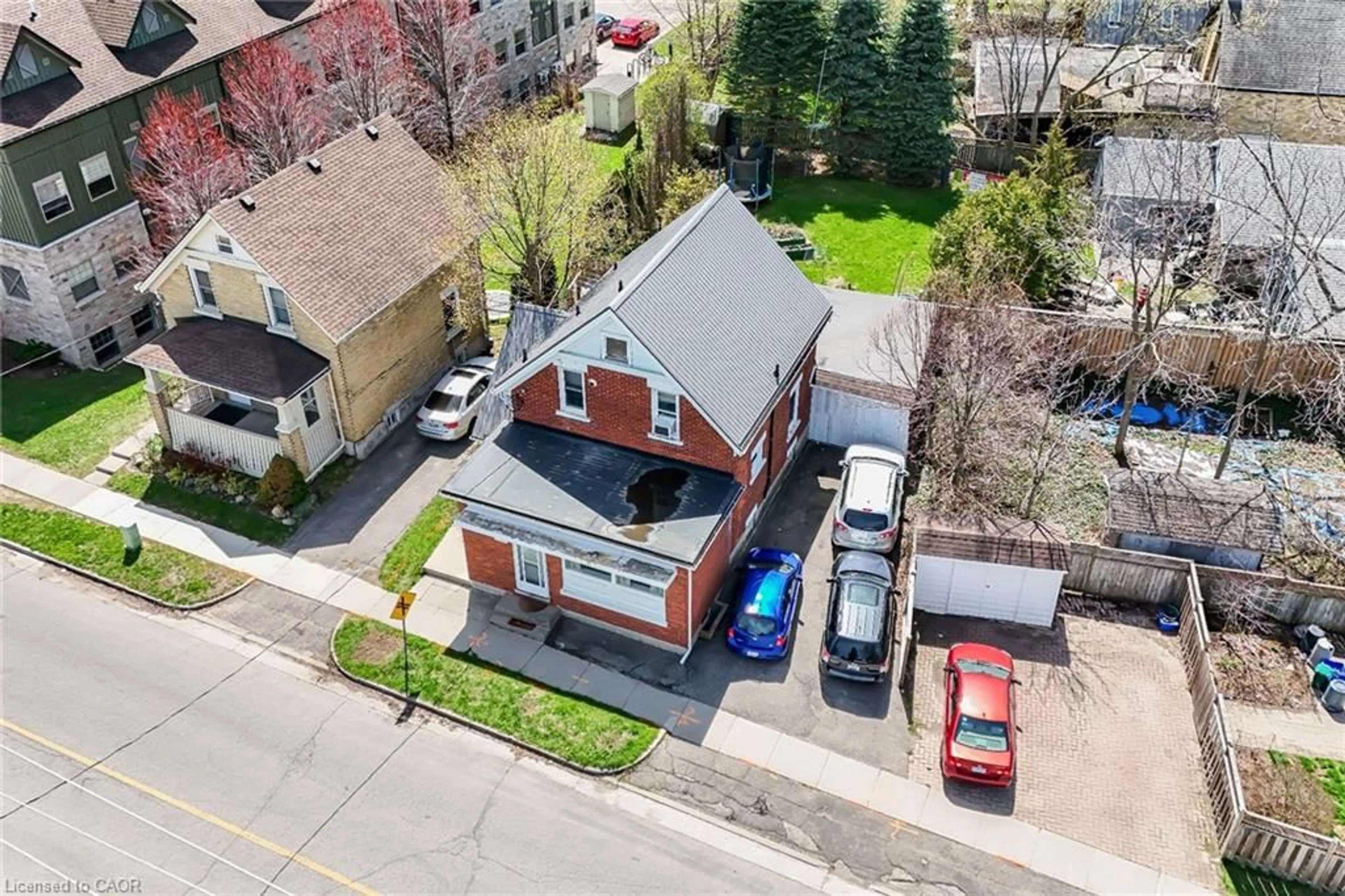 A pic from outside/outdoor area/front of a property/back of a property/a pic from drone, street for 109 Moore Ave, Waterloo Ontario N2J 1X3