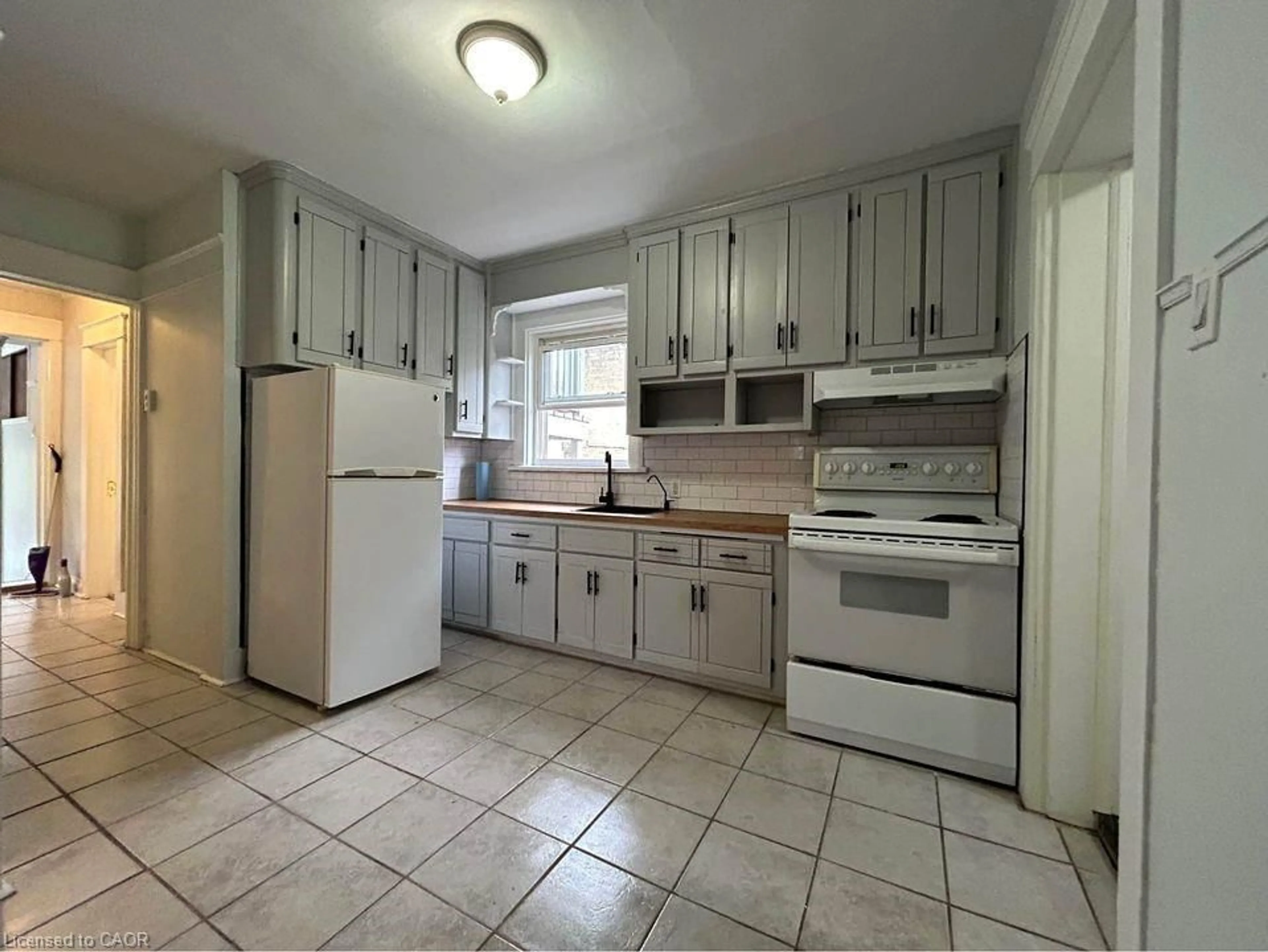 Standard kitchen, ceramic/tile floor for 109 Moore Ave, Waterloo Ontario N2J 1X3