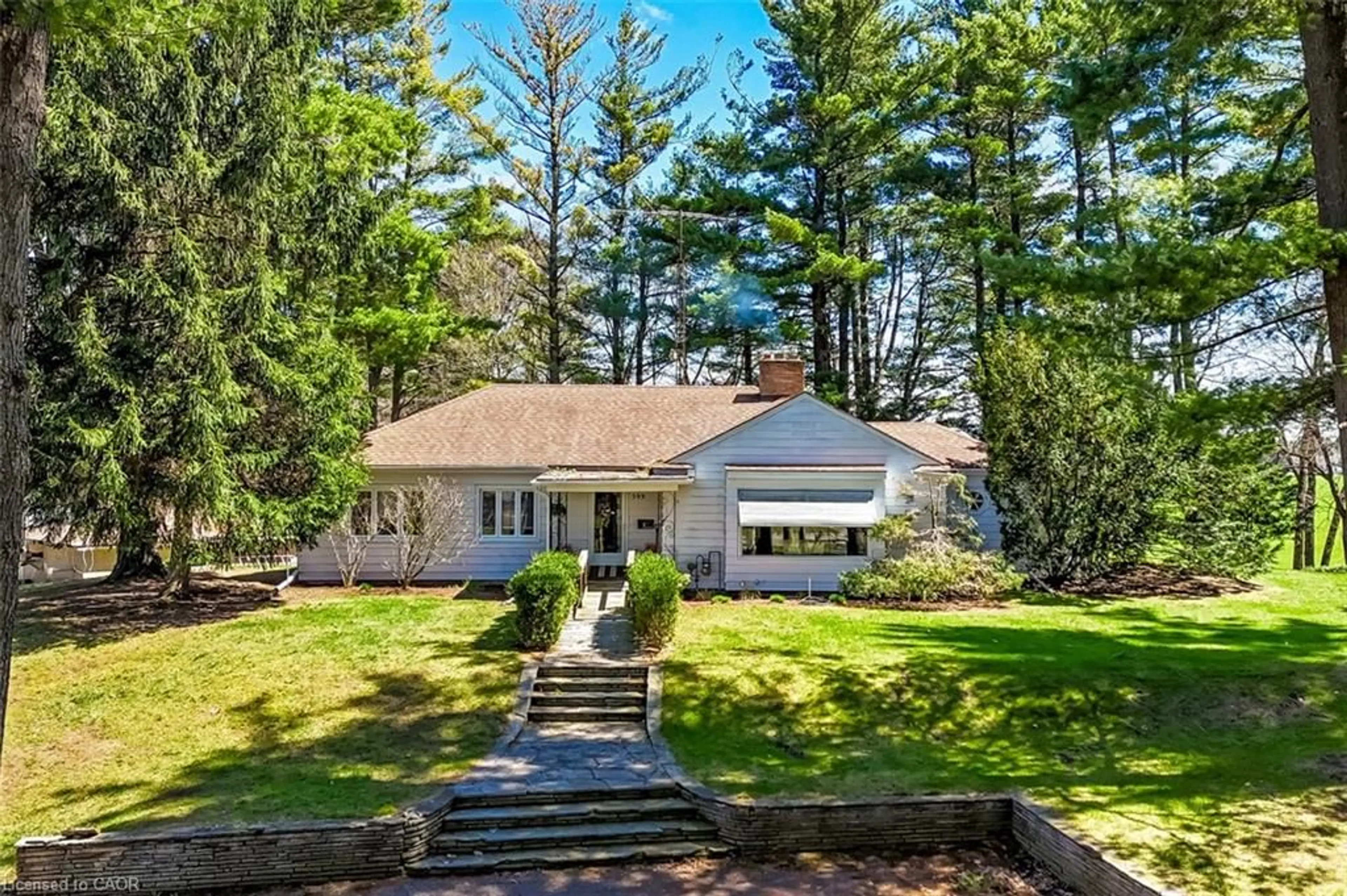 A pic from outside/outdoor area/front of a property/back of a property/a pic from drone, unknown for 599 Gage St, Delhi Ontario N4B 2G4