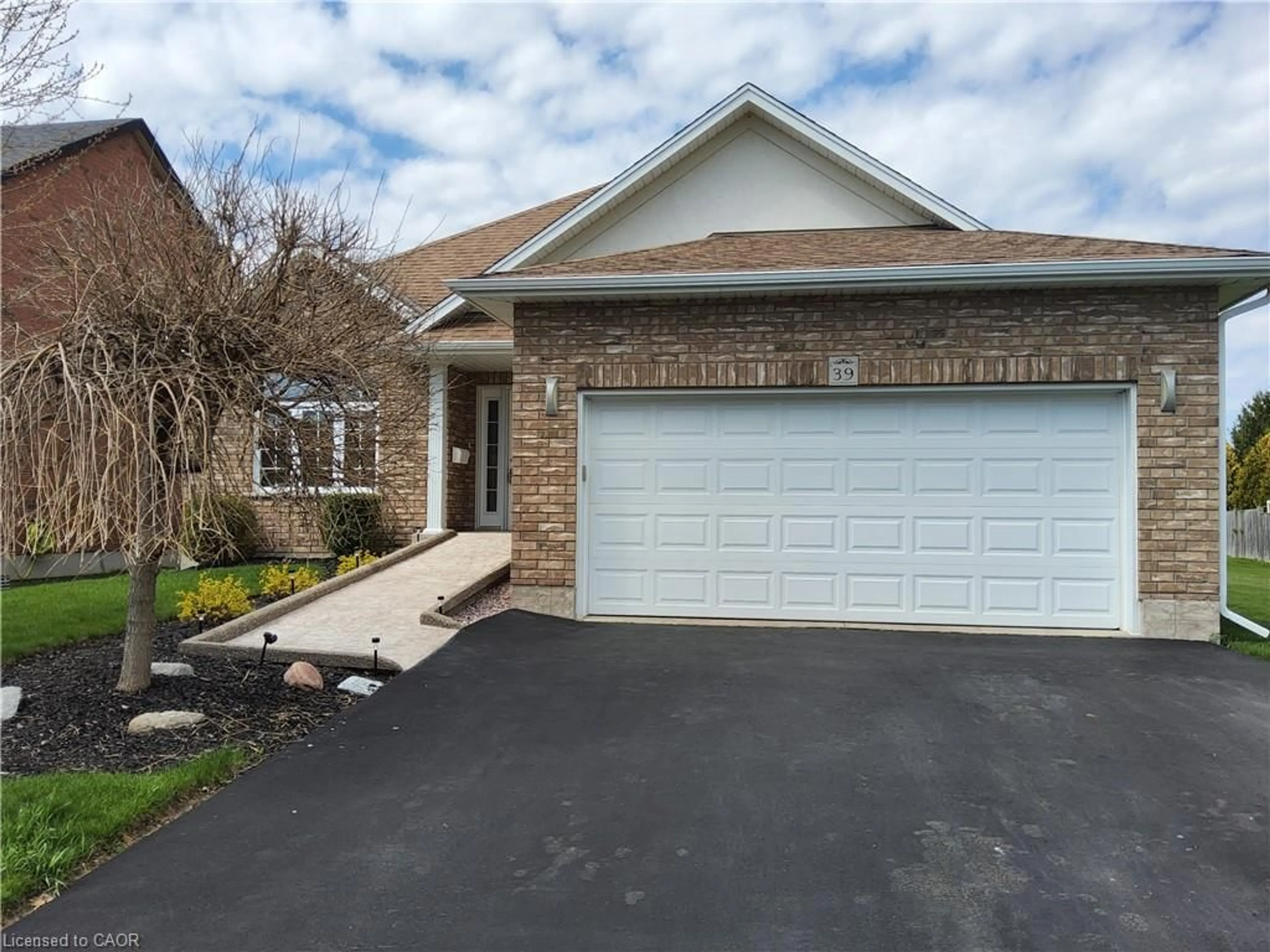 Home with brick exterior material, street for 39 Driftwood Dr, Simcoe Ontario N3Y 0A3