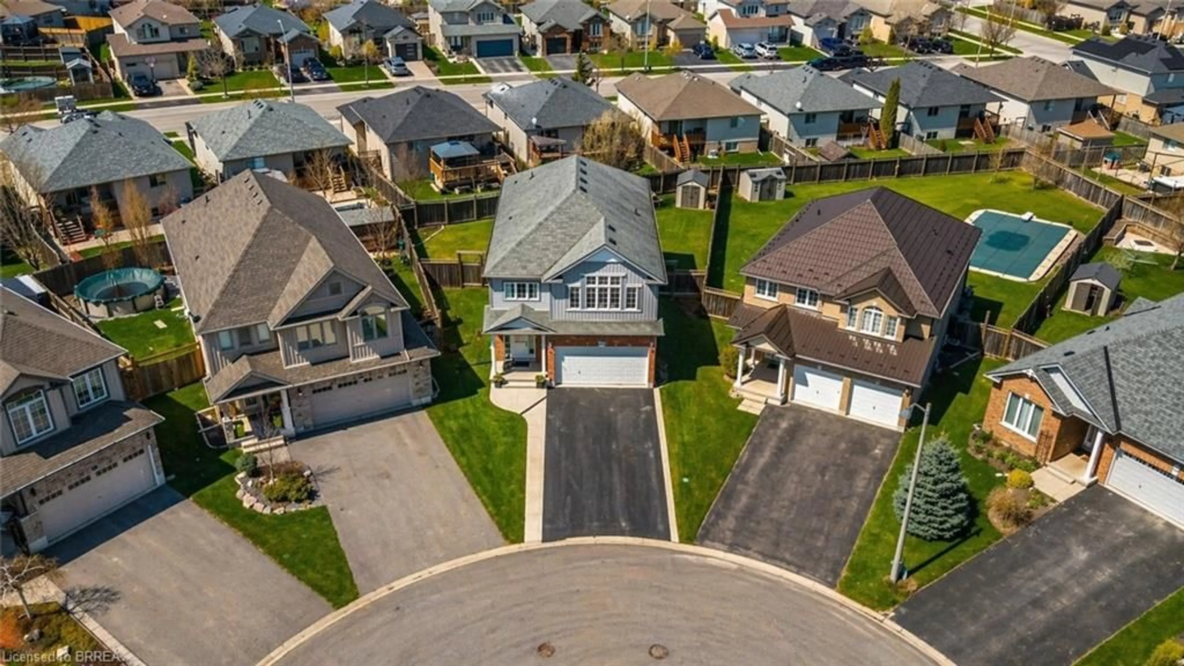 A pic from outside/outdoor area/front of a property/back of a property/a pic from drone, street for 60 Nightingale Dr, Brantford Ontario N3T 0G3