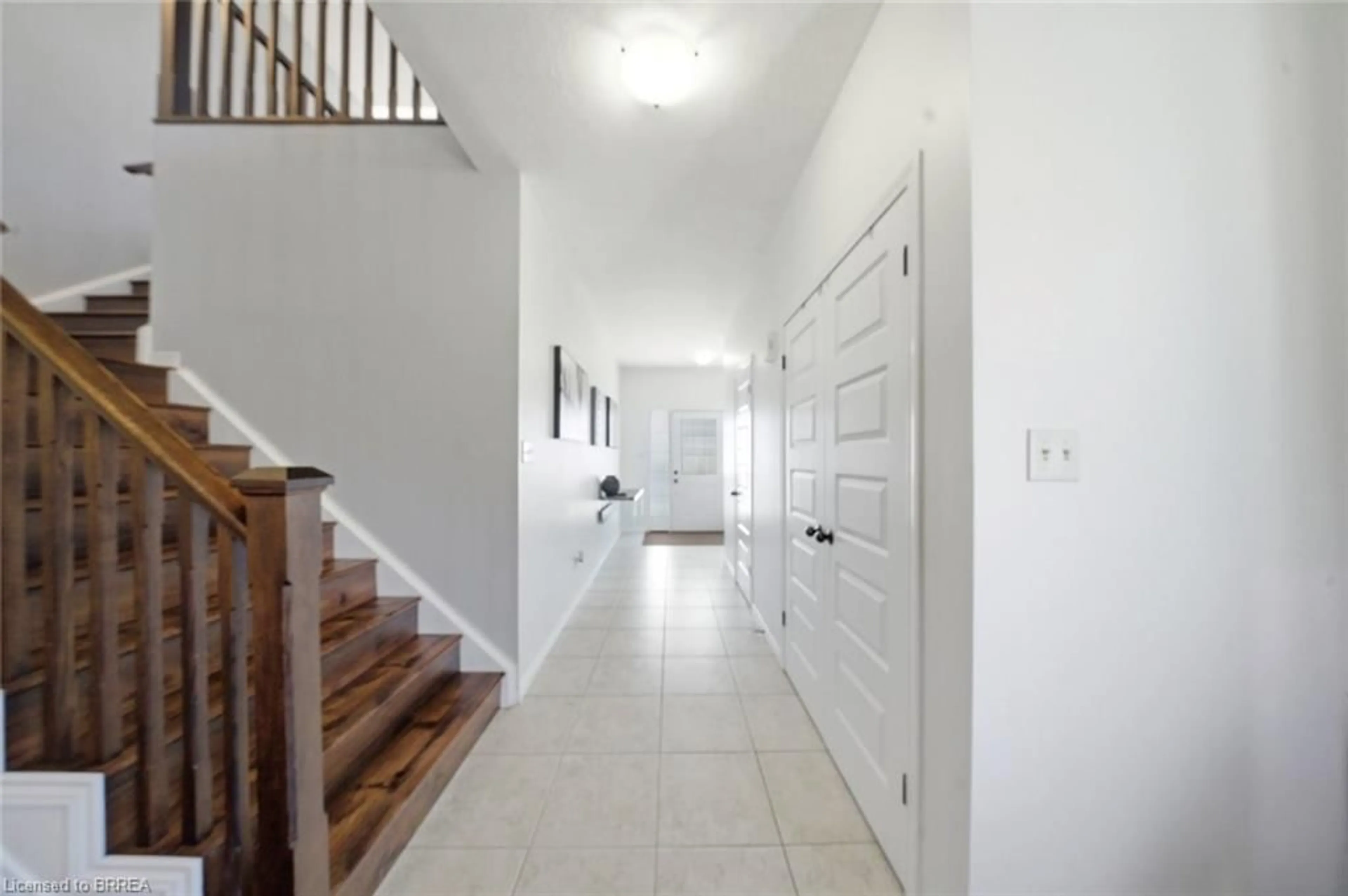 Indoor entryway for 60 Nightingale Dr, Brantford Ontario N3T 0G3