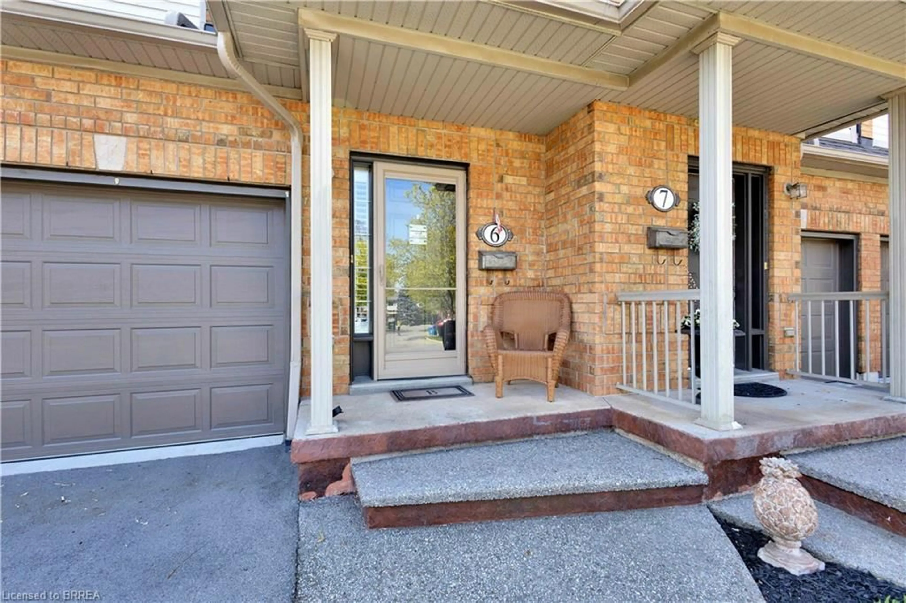 Indoor entryway for 120 Beddoe Dr #6, Hamilton Ontario L8P 4Z4
