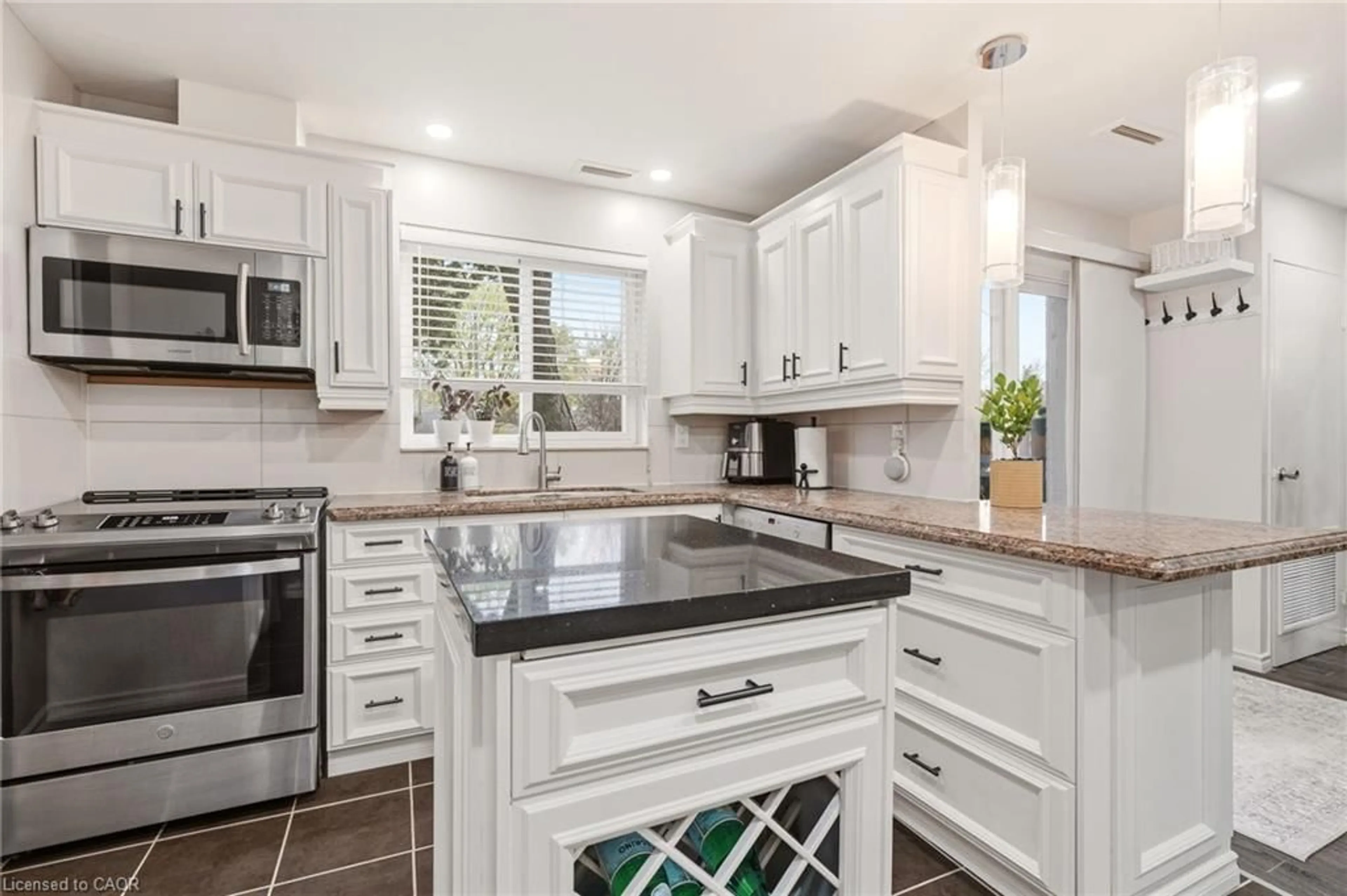 Open concept kitchen, ceramic/tile floor for 2001 Bonnymede Dr #157, Mississauga Ontario L5J 4H8