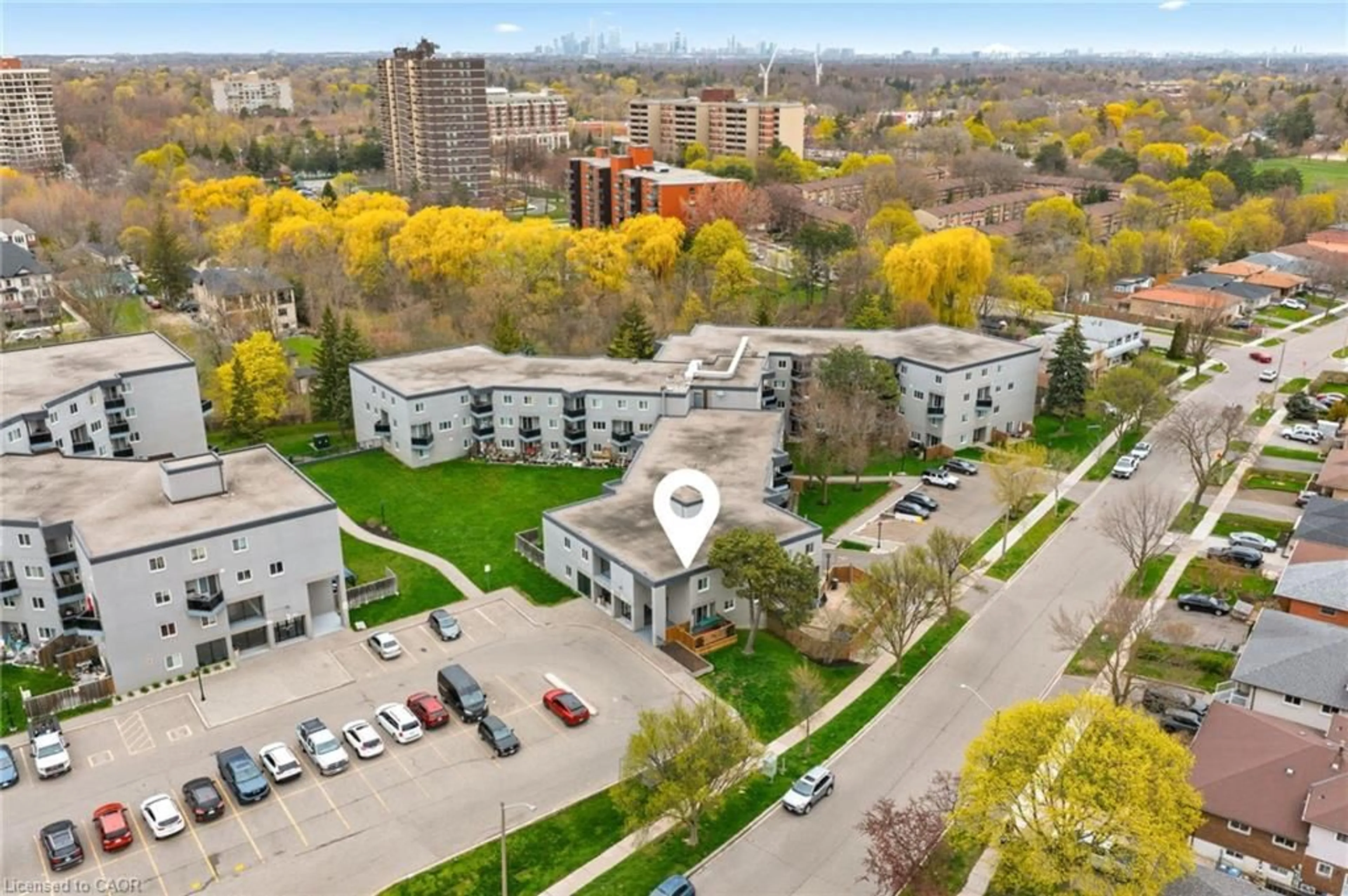 A pic from outside/outdoor area/front of a property/back of a property/a pic from drone, city buildings view from balcony for 2001 Bonnymede Dr #157, Mississauga Ontario L5J 4H8