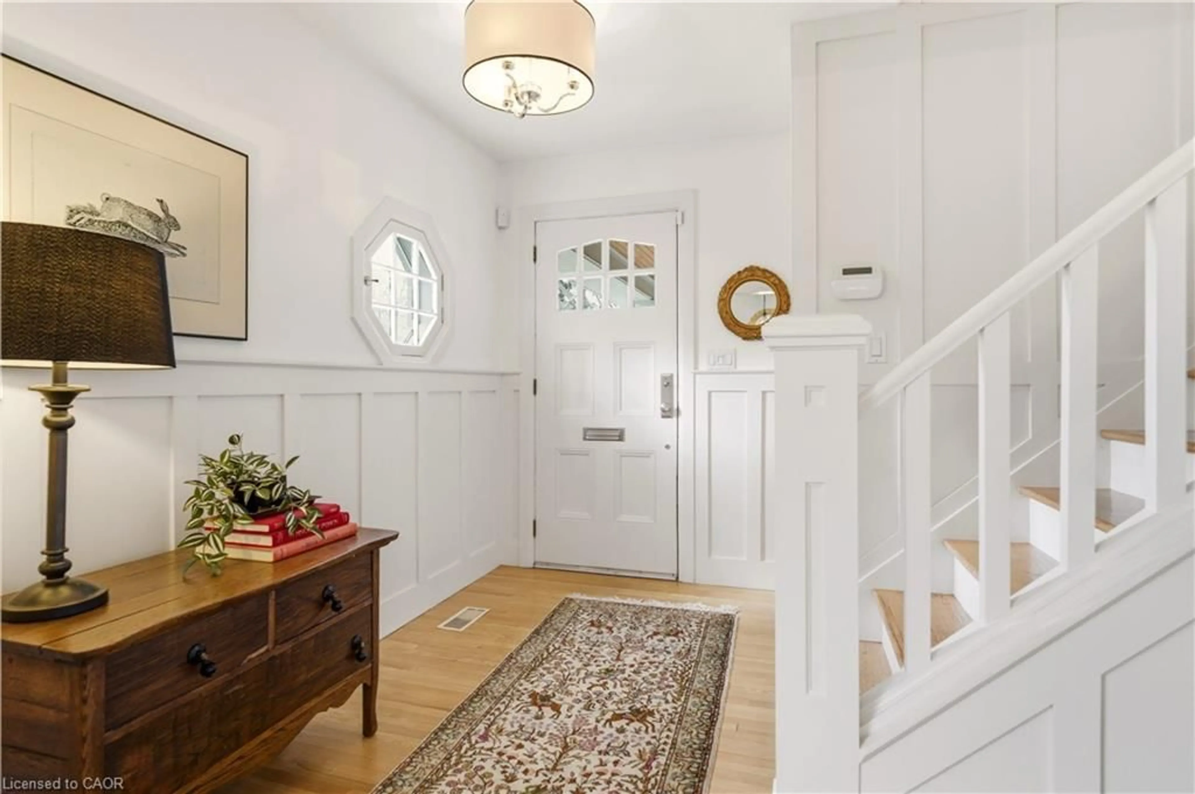 Indoor entryway for 2137 Deyncourt Dr, Burlington Ontario L7R 1W2