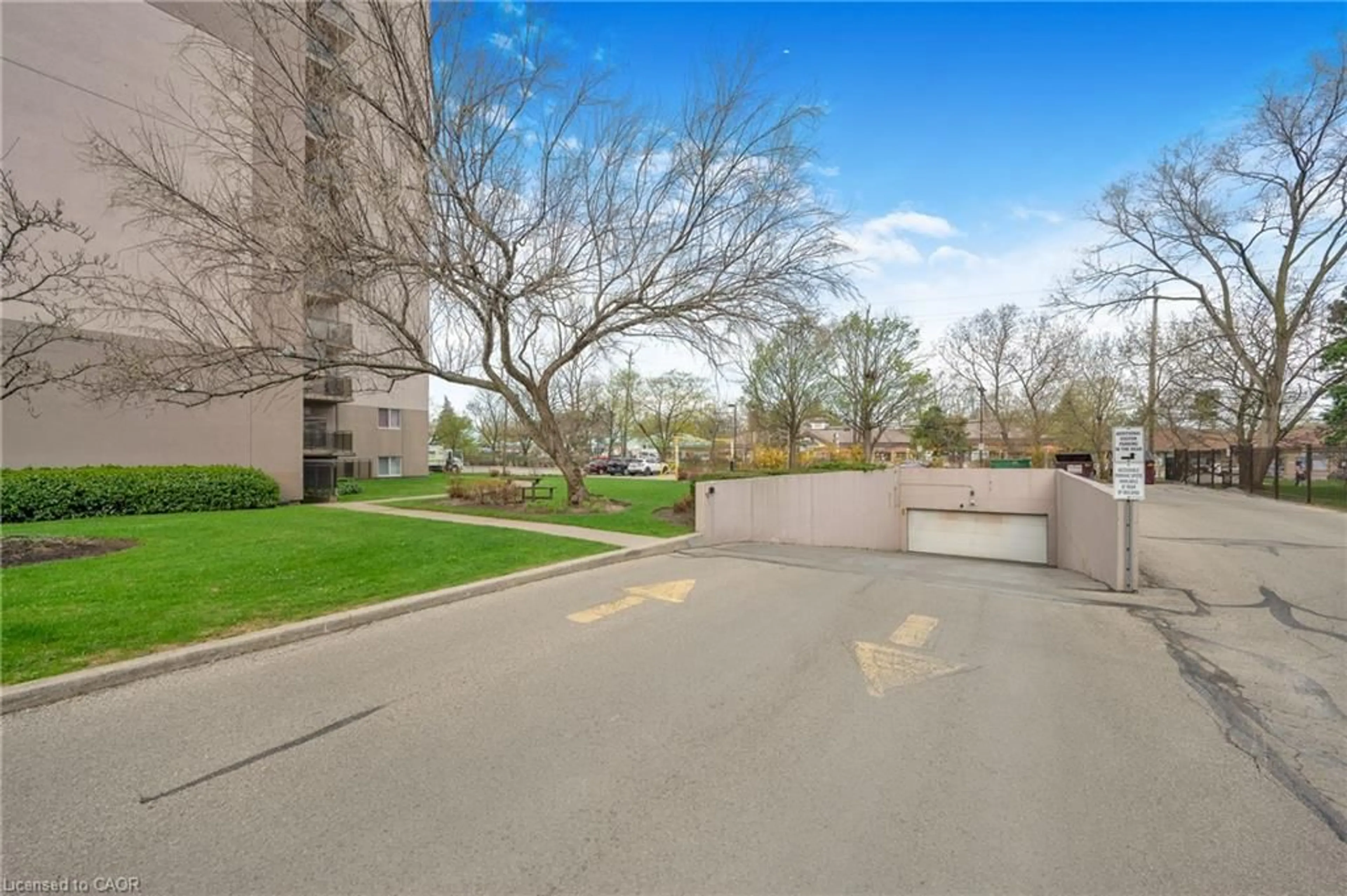 Patio, street for 975 Warwick Crt #1501, Burlington Ontario L7T 3Z7