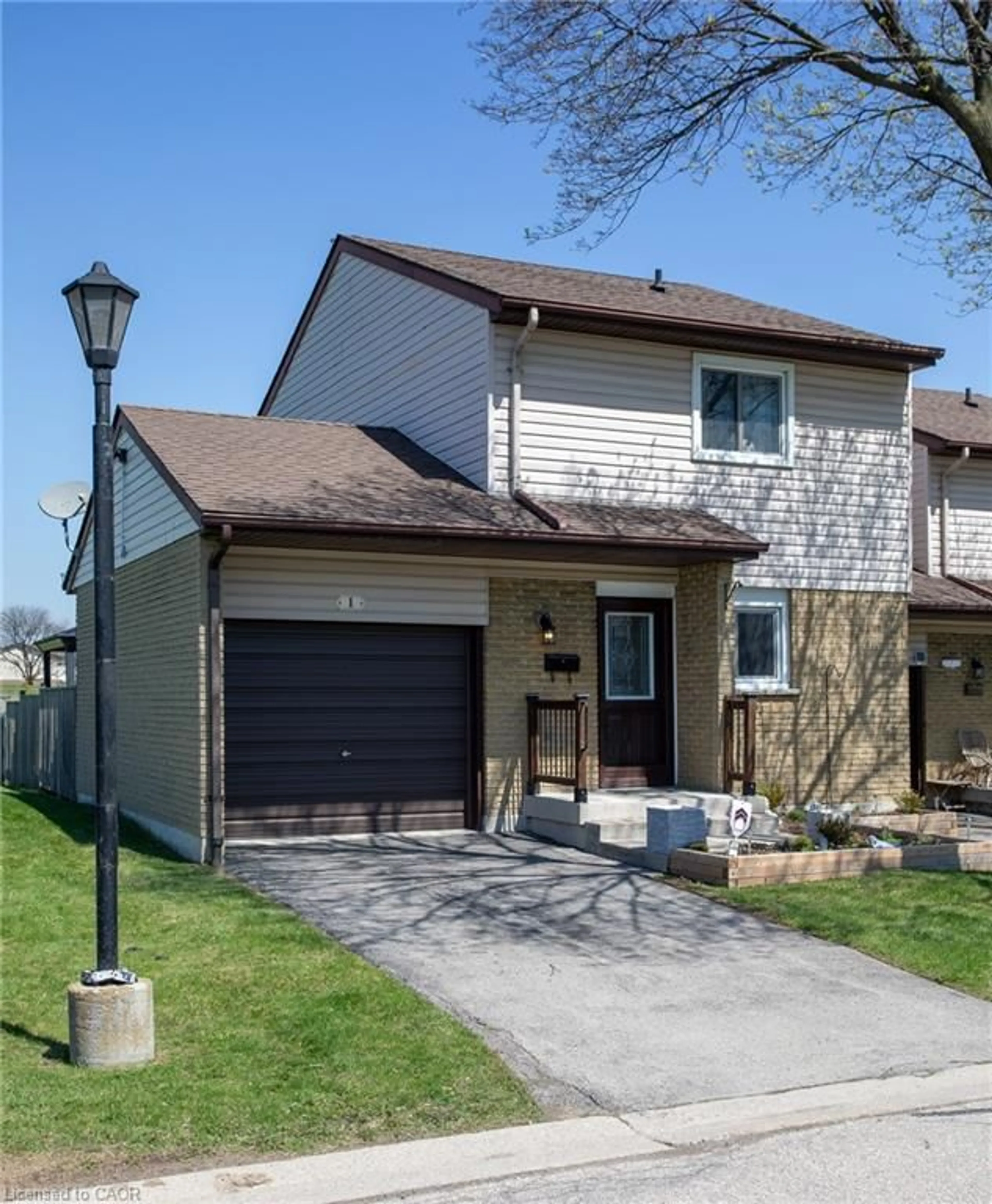 Home with vinyl exterior material, street for 1190 Upper Ottawa St #1, Hamilton Ontario L8W 1T8
