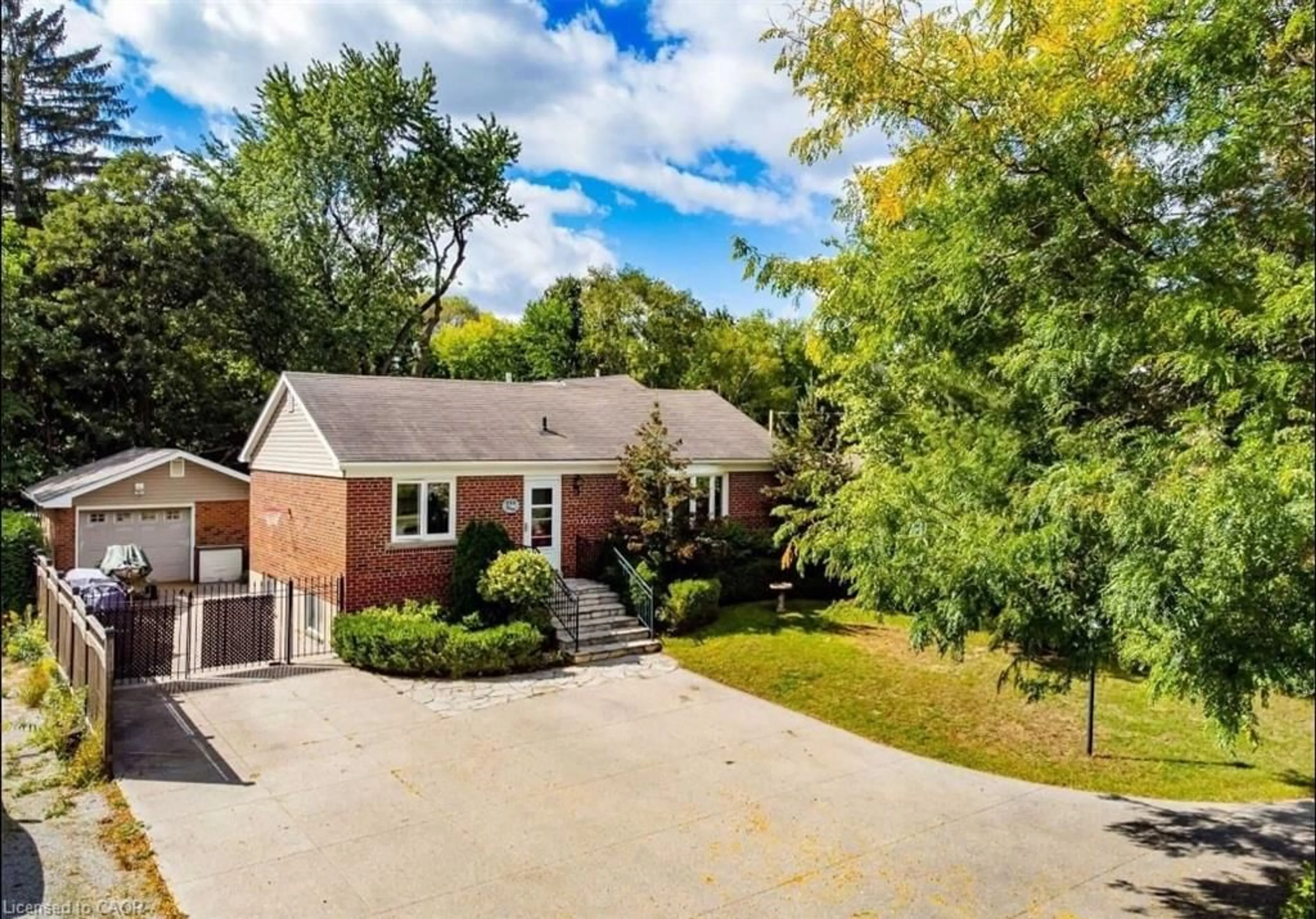 A pic from outside/outdoor area/front of a property/back of a property/a pic from drone, street for 550 Fourth Line, Oakville Ontario L6L 5A7